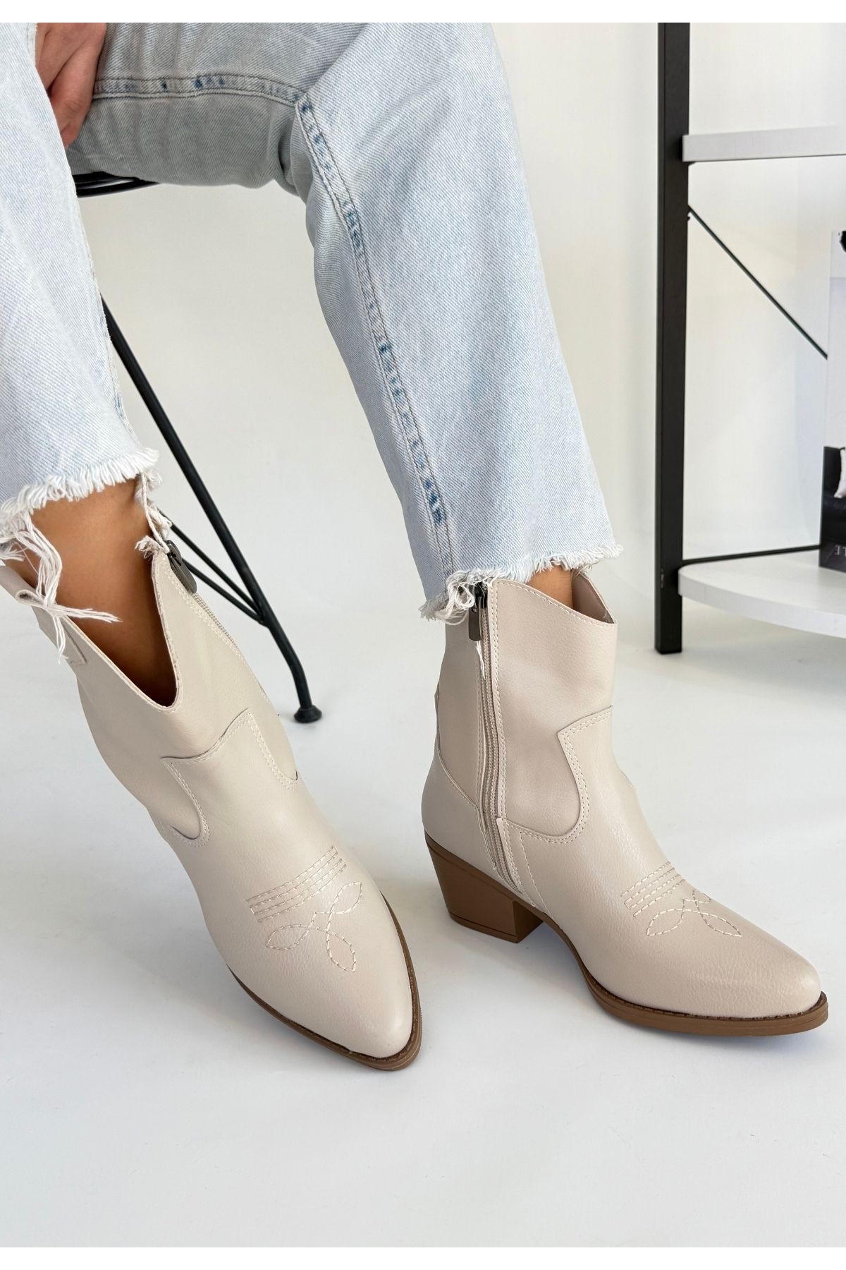 Bej Suni Deri Topuklu Kadın Bot - Görsel 4