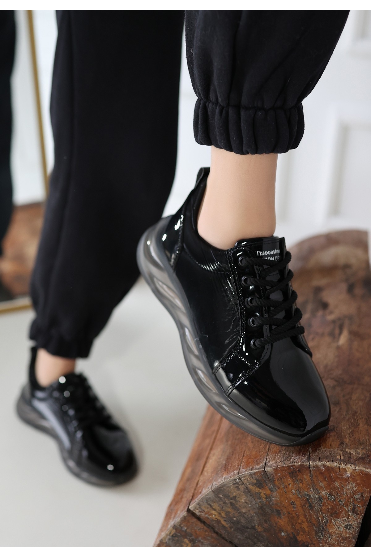 Siyah Rugan Bağcıklı Gri Tabanlı Kadın Spor Ayakkabı - Görsel 2