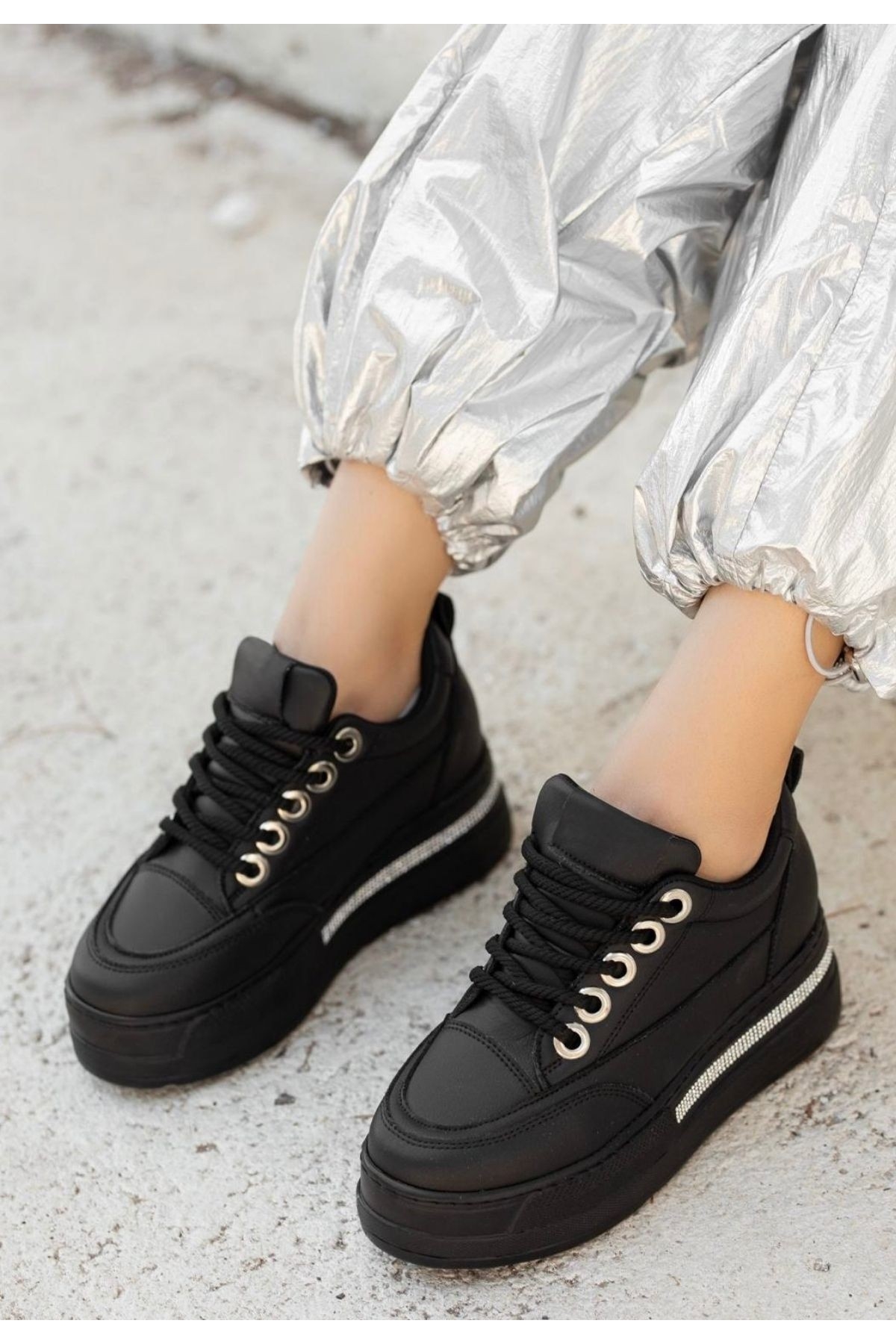 Siyah Suni Deri Bağcıklı Kadın Sneaker Ayakkabı - Görsel 2