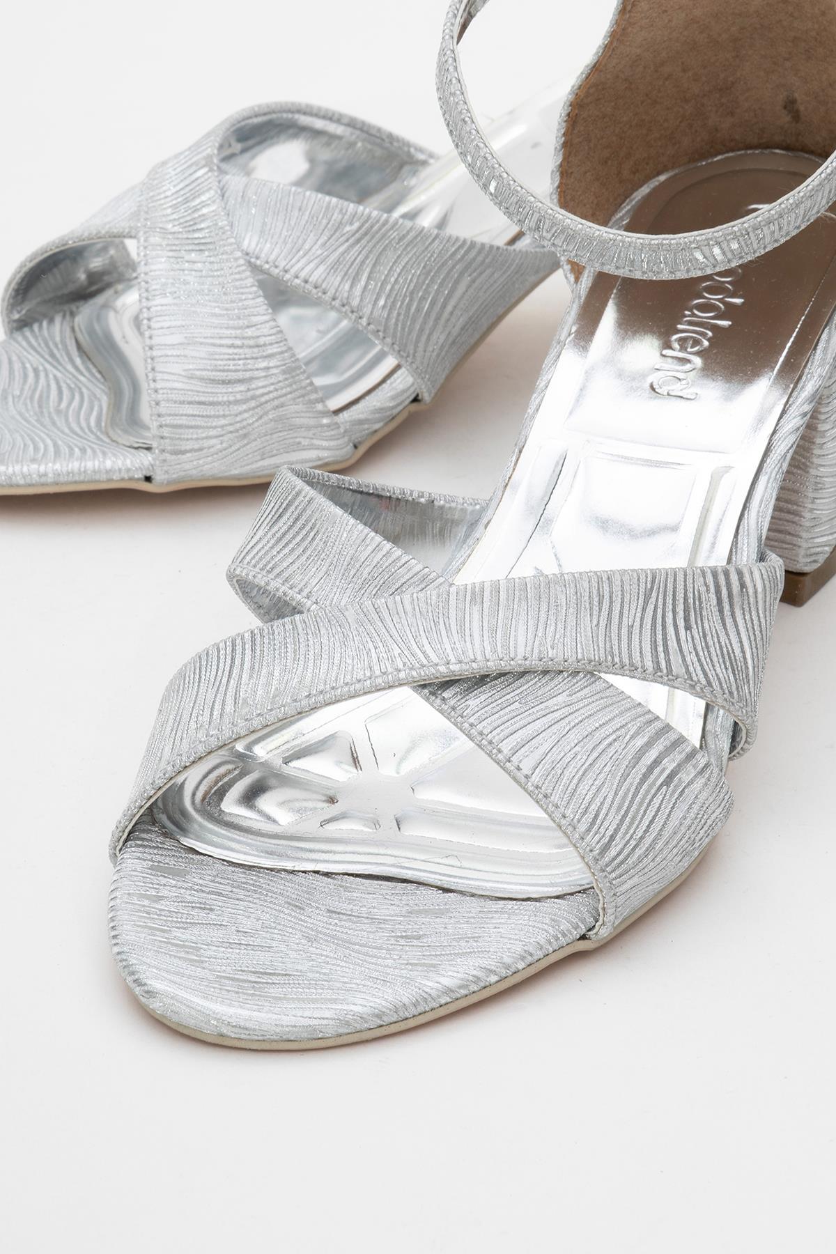 Çapraz Bantlı Kadın Topuklu Sandalet GÜMÜŞ SUYOLU - Görsel 4