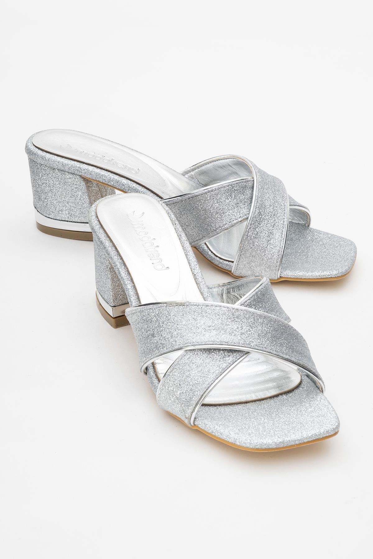 Çapraz Bantlı Kadın Topuklu Terlik GÜMÜŞ KUMSİM - Görsel 2