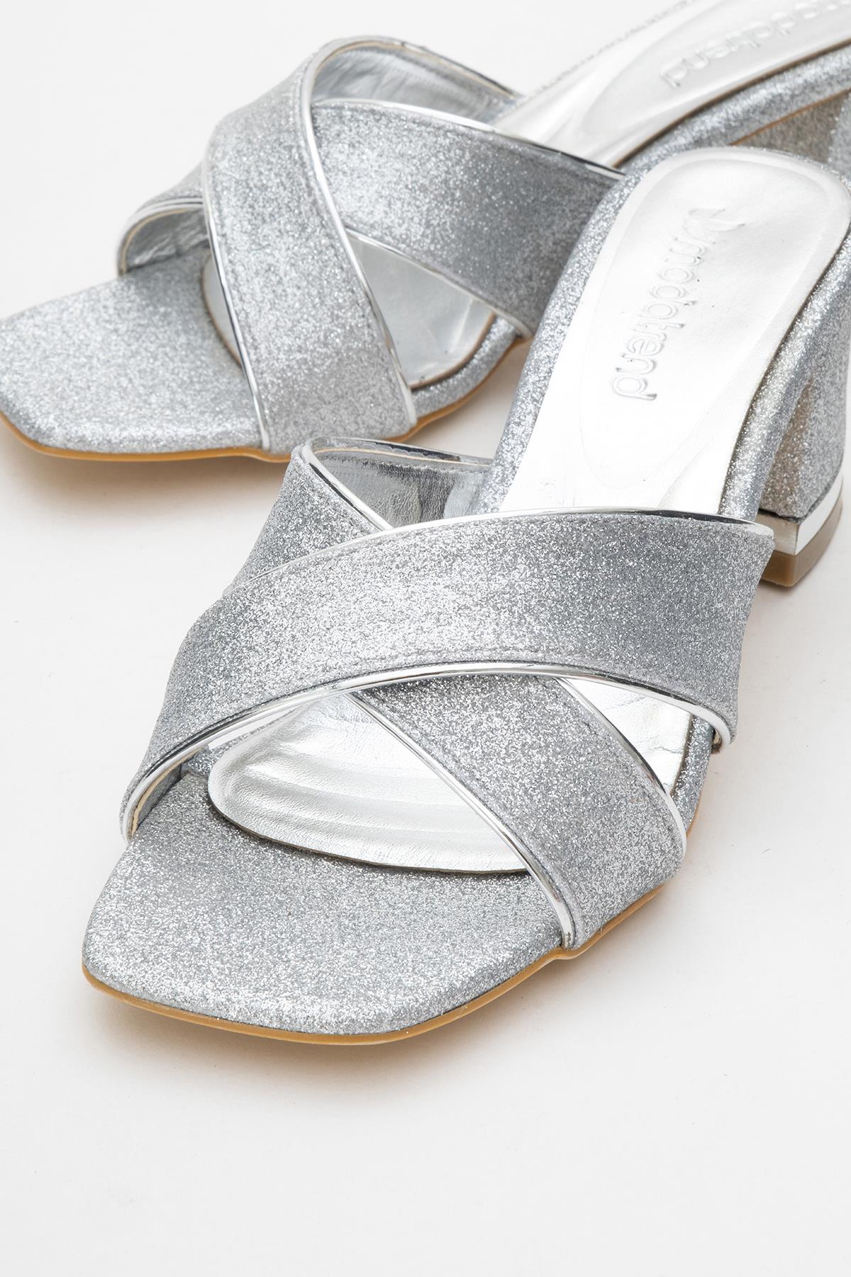 Çapraz Bantlı Kadın Topuklu Terlik GÜMÜŞ KUMSİM - Görsel 4