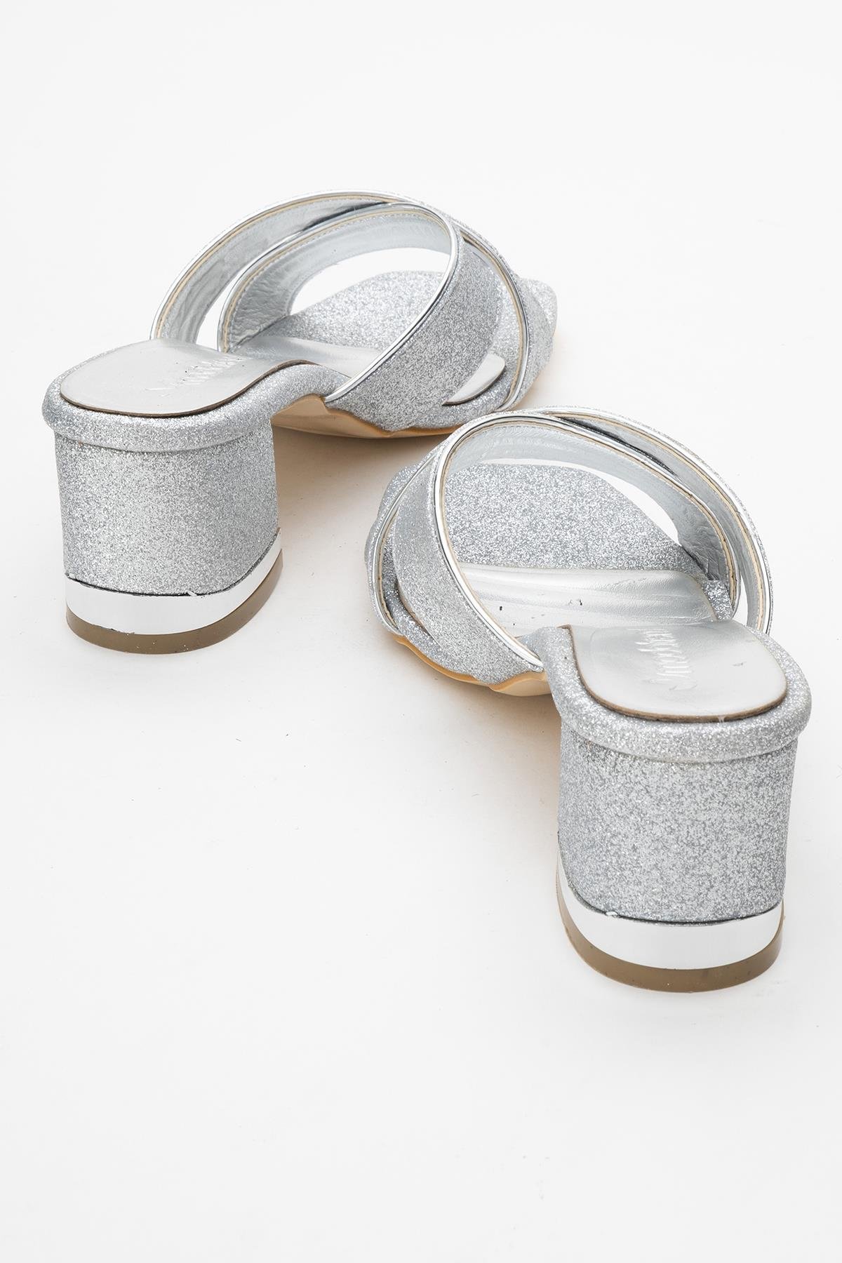 Çapraz Bantlı Kadın Topuklu Terlik GÜMÜŞ KUMSİM - Görsel 5