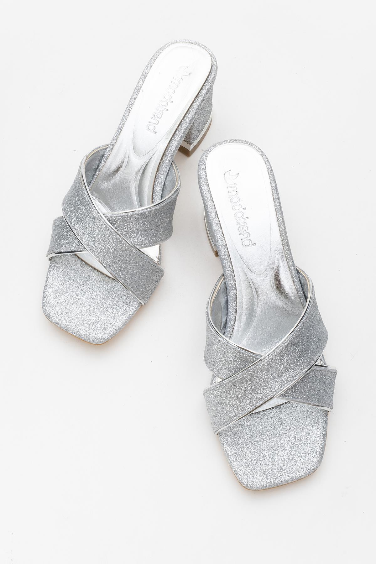 Çapraz Bantlı Kadın Topuklu Terlik GÜMÜŞ KUMSİM - Görsel 6