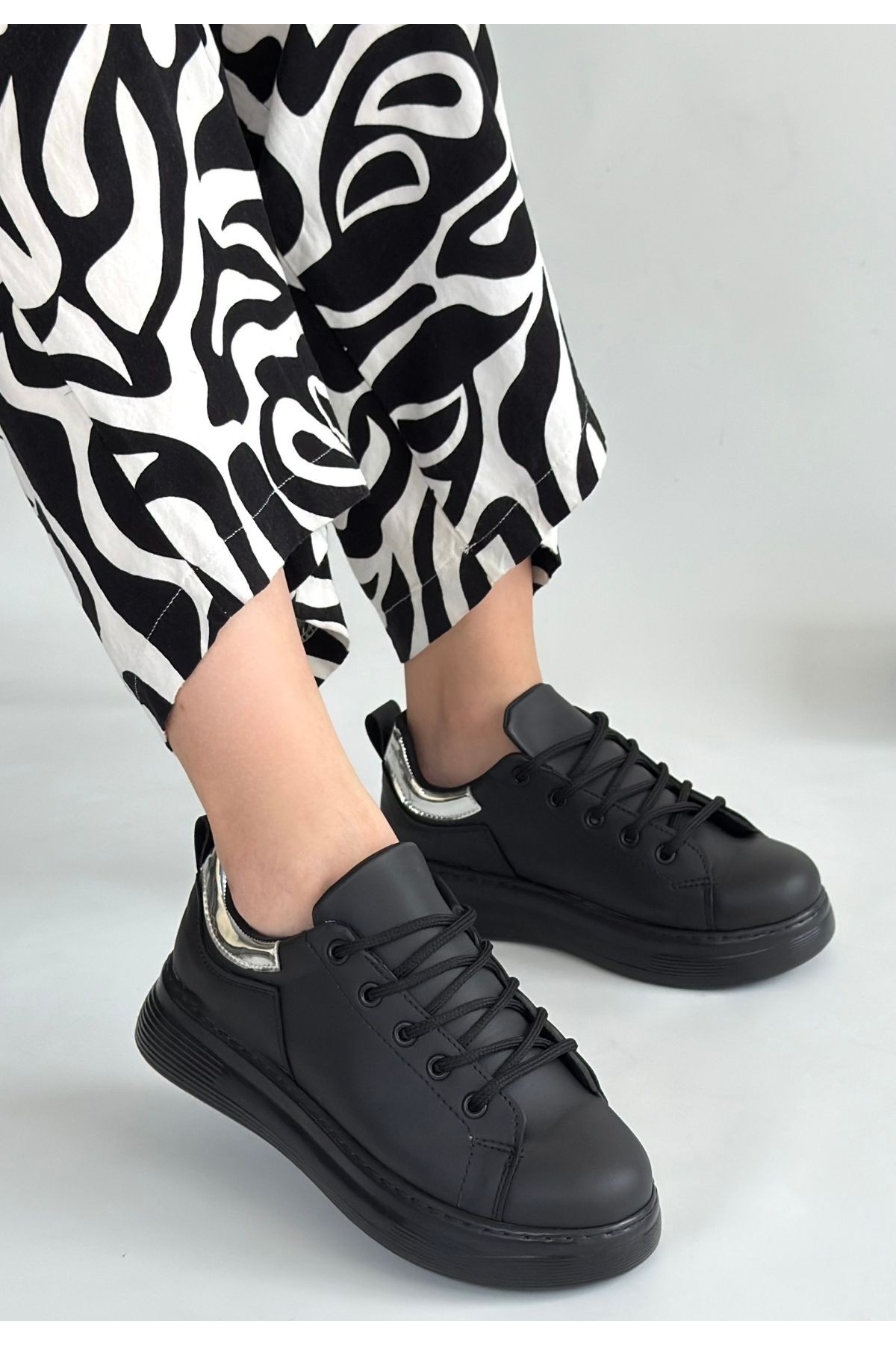Siyah Suni Deri Bağcıklı Kadın Spor Ayakkabı - Görsel 2