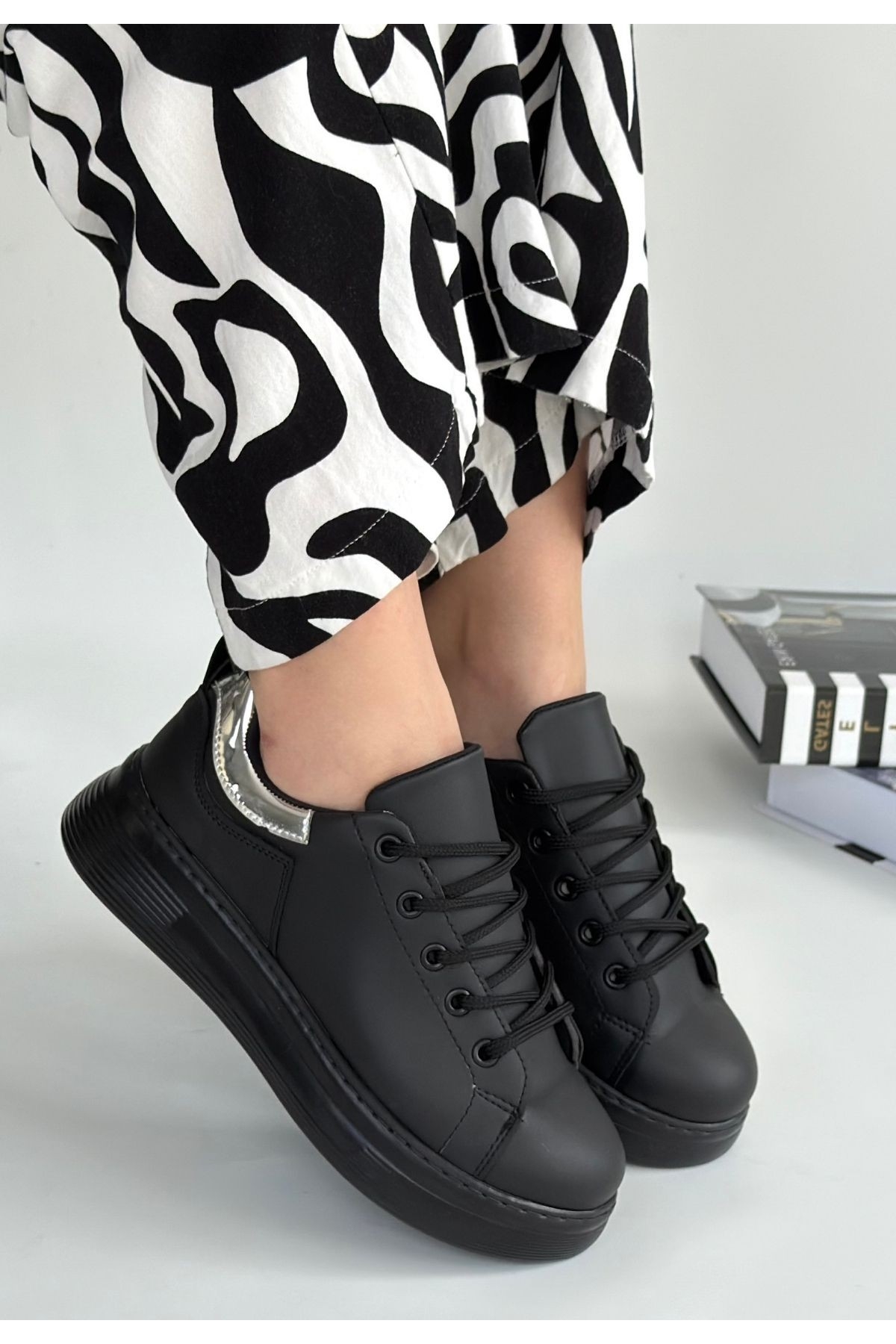 Siyah Suni Deri Bağcıklı Kadın Spor Ayakkabı - Görsel 4
