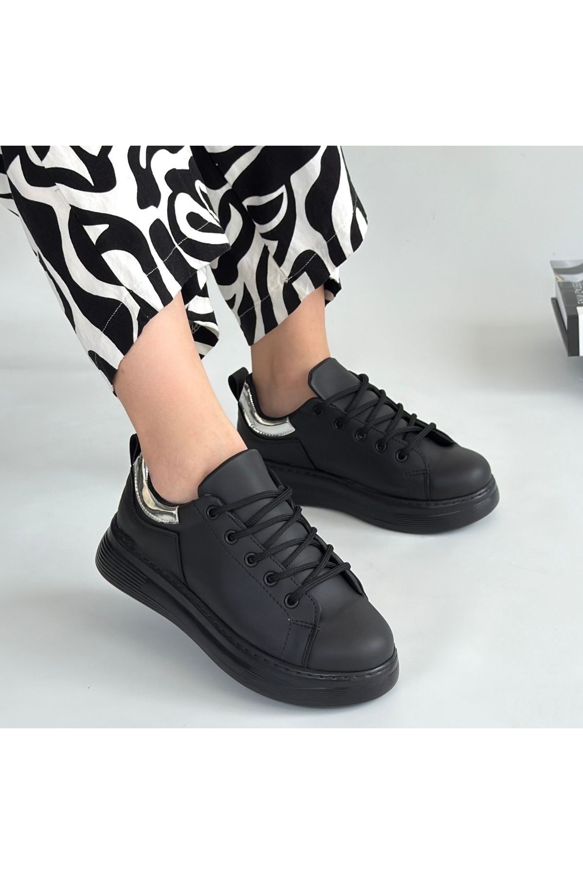Siyah Suni Deri Bağcıklı Kadın Spor Ayakkabı - Görsel 5