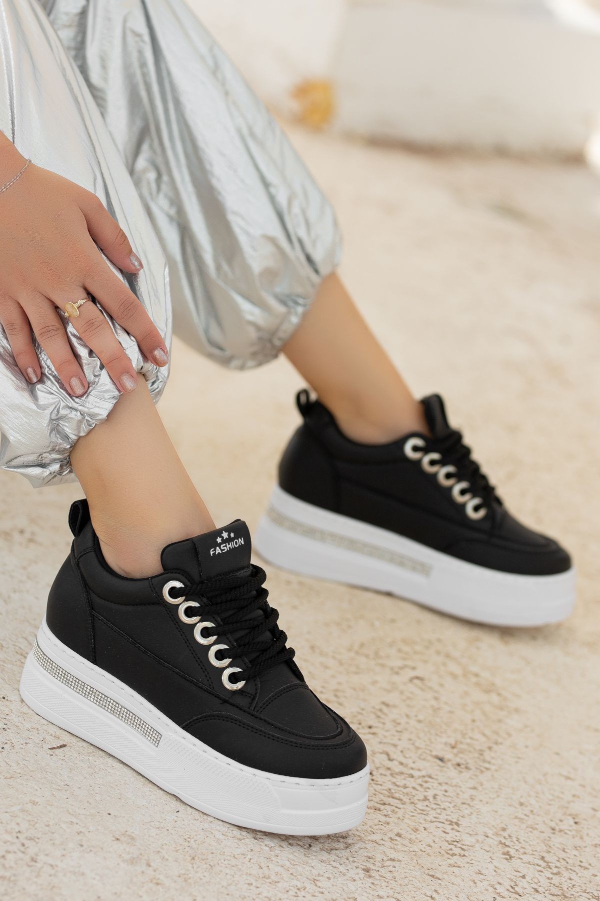 Siyah Suni Deri Beyaz Tabanlı Bağcıklı Kadın Spor Ayakkabı - Görsel 3