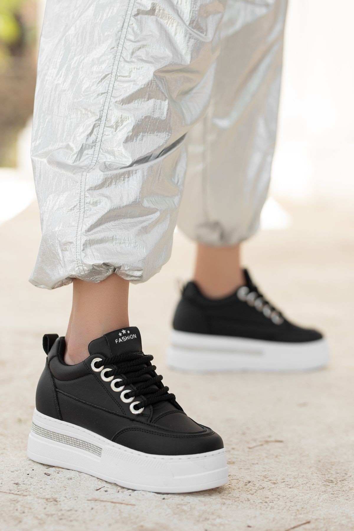 Siyah Suni Deri Beyaz Tabanlı Bağcıklı Kadın Spor Ayakkabı - Görsel 4