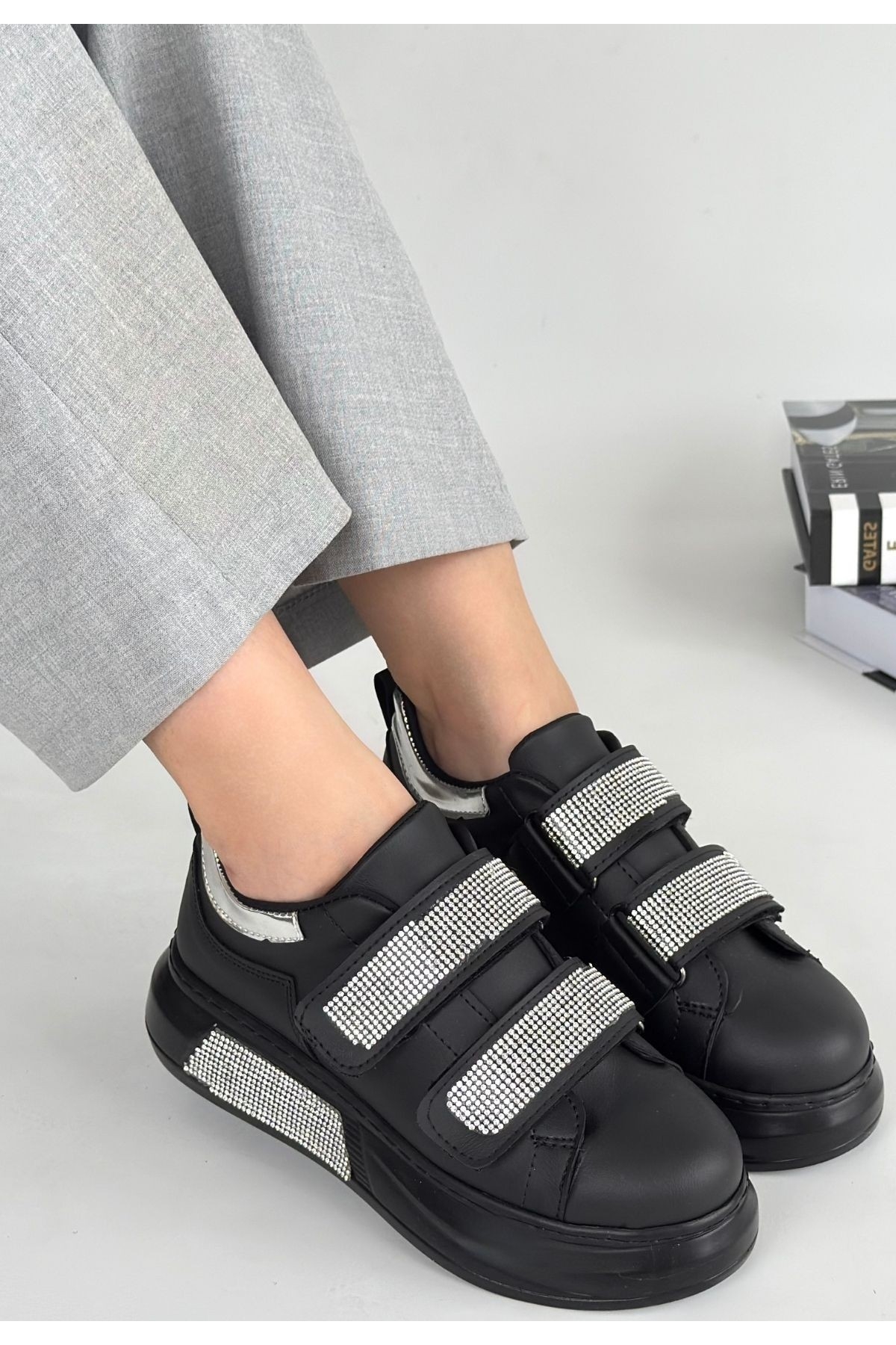 Siyah Suni Deri Cırt Cırtlı Kadın Spor Ayakkabı - Görsel 3