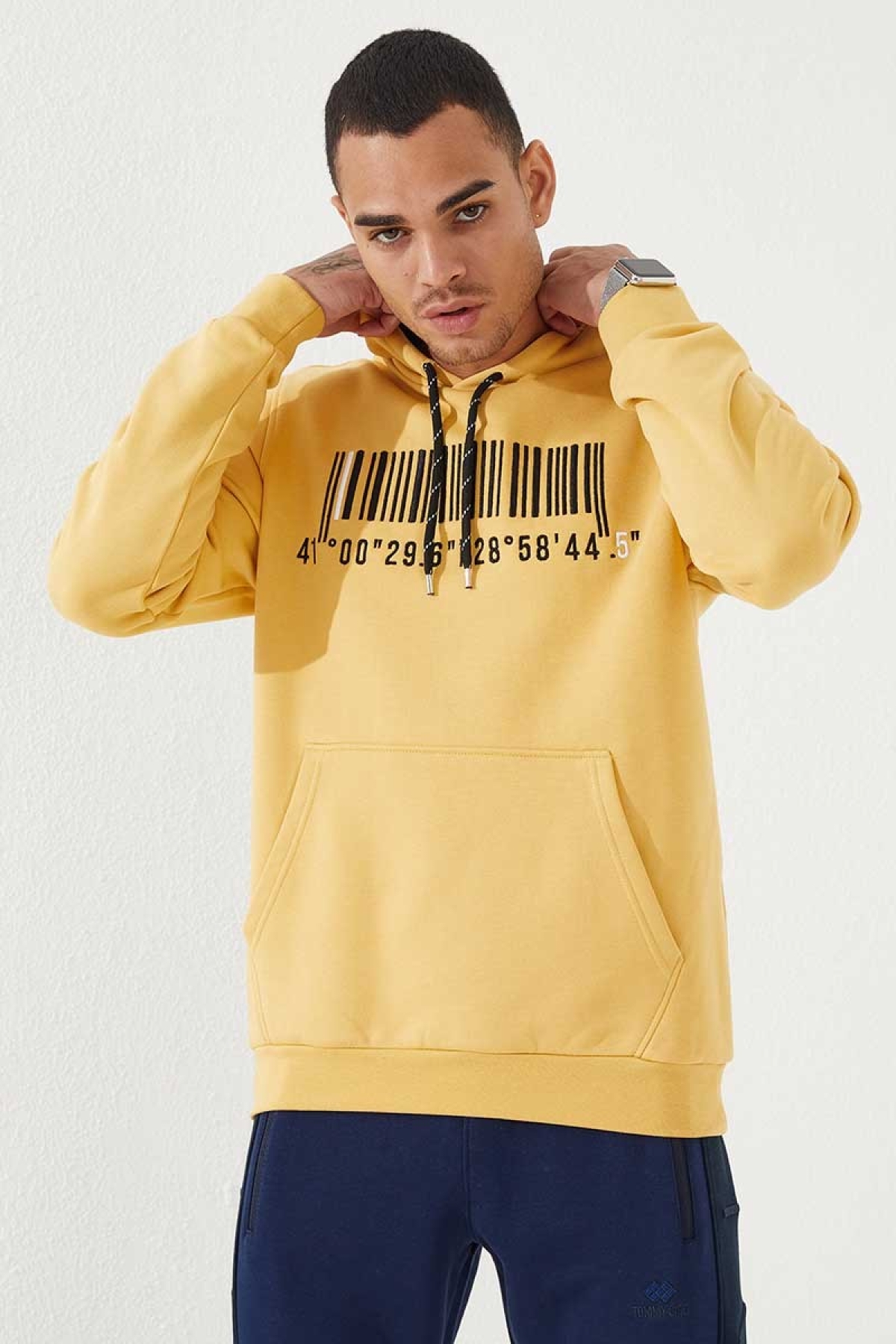 TOMMYLIFE Hardal Nakışlı Kanguru Cep Standart Kalıp Kapüşonlu Erkek Sweatshirt - 87839