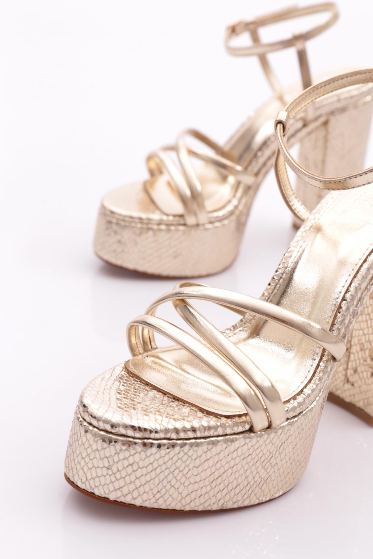 28 Kadin Bilekten Bağlama Kalin Taban Topuklu Ayakkabi - Görsel 5