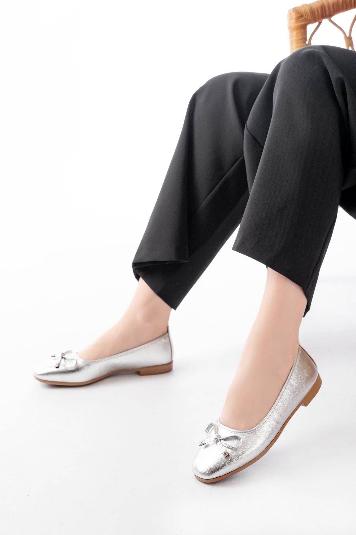 Potin Gümüş Fiyonklu ( 2 cm) Oval Burunlu Günlük Kullanım Babet - Görsel 2