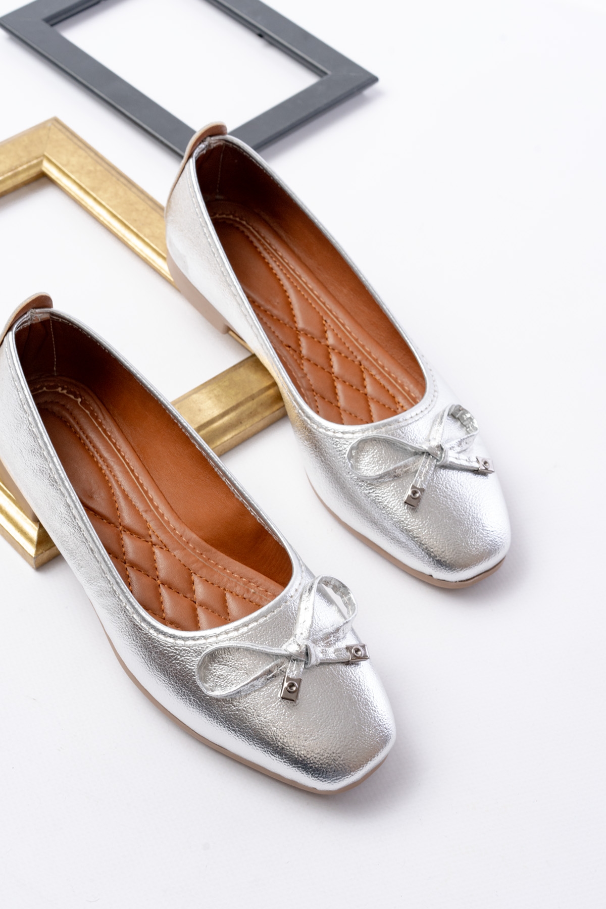 Potin Gümüş Fiyonklu ( 2 cm) Oval Burunlu Günlük Kullanım Babet - Görsel 3