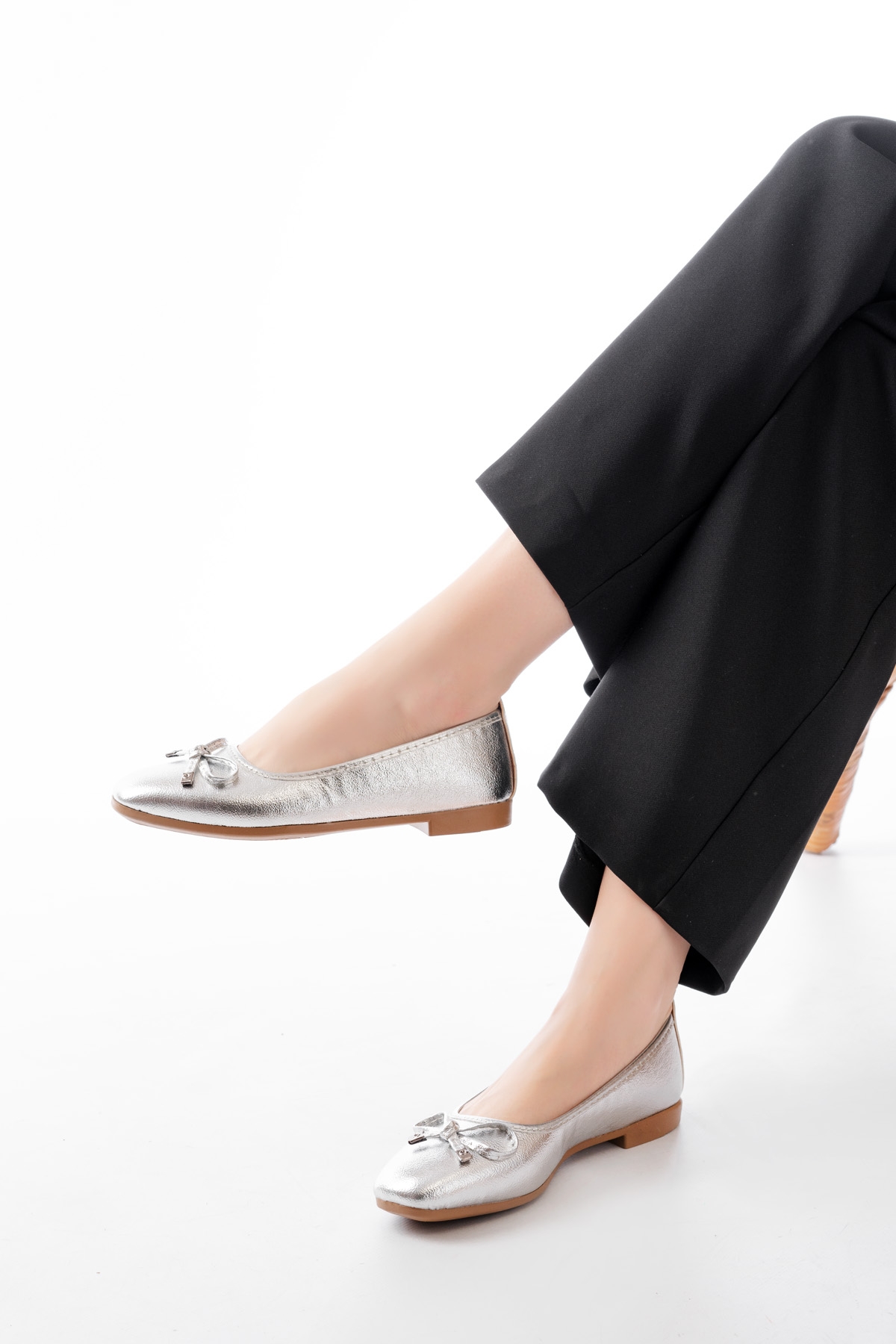 Potin Gümüş Fiyonklu ( 2 cm) Oval Burunlu Günlük Kullanım Babet - Görsel 5