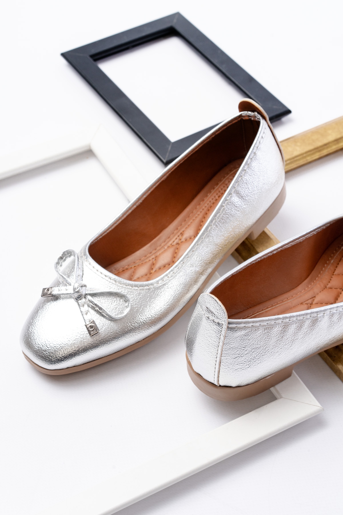 Potin Gümüş Fiyonklu ( 2 cm) Oval Burunlu Günlük Kullanım Babet - Görsel 6