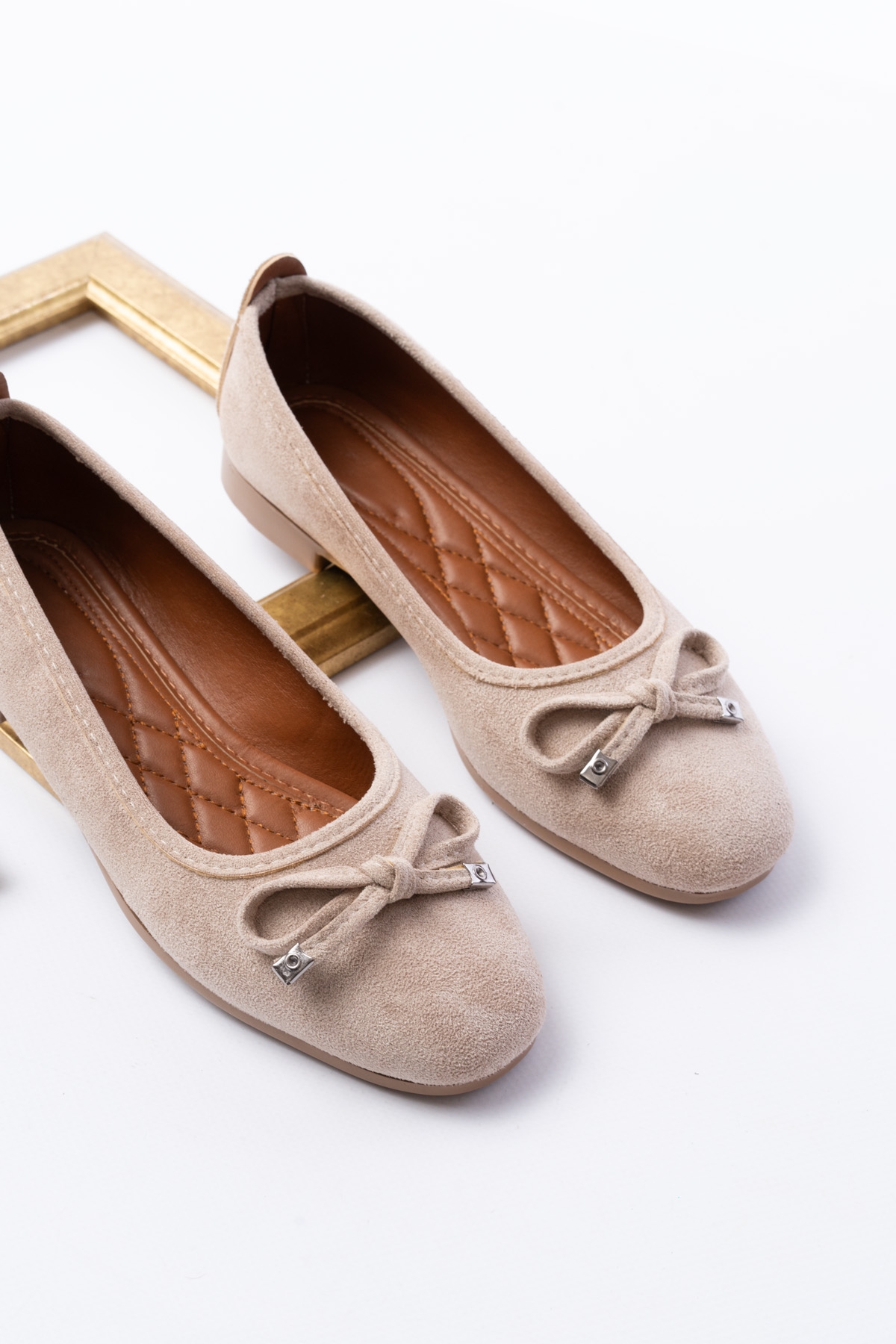 Divolya Divolya Potin Bej Süet Fiyonklu ( 2 cm) Oval Burunlu Günlük Kullanım Babet Flo'da! Bej - 3. görsel