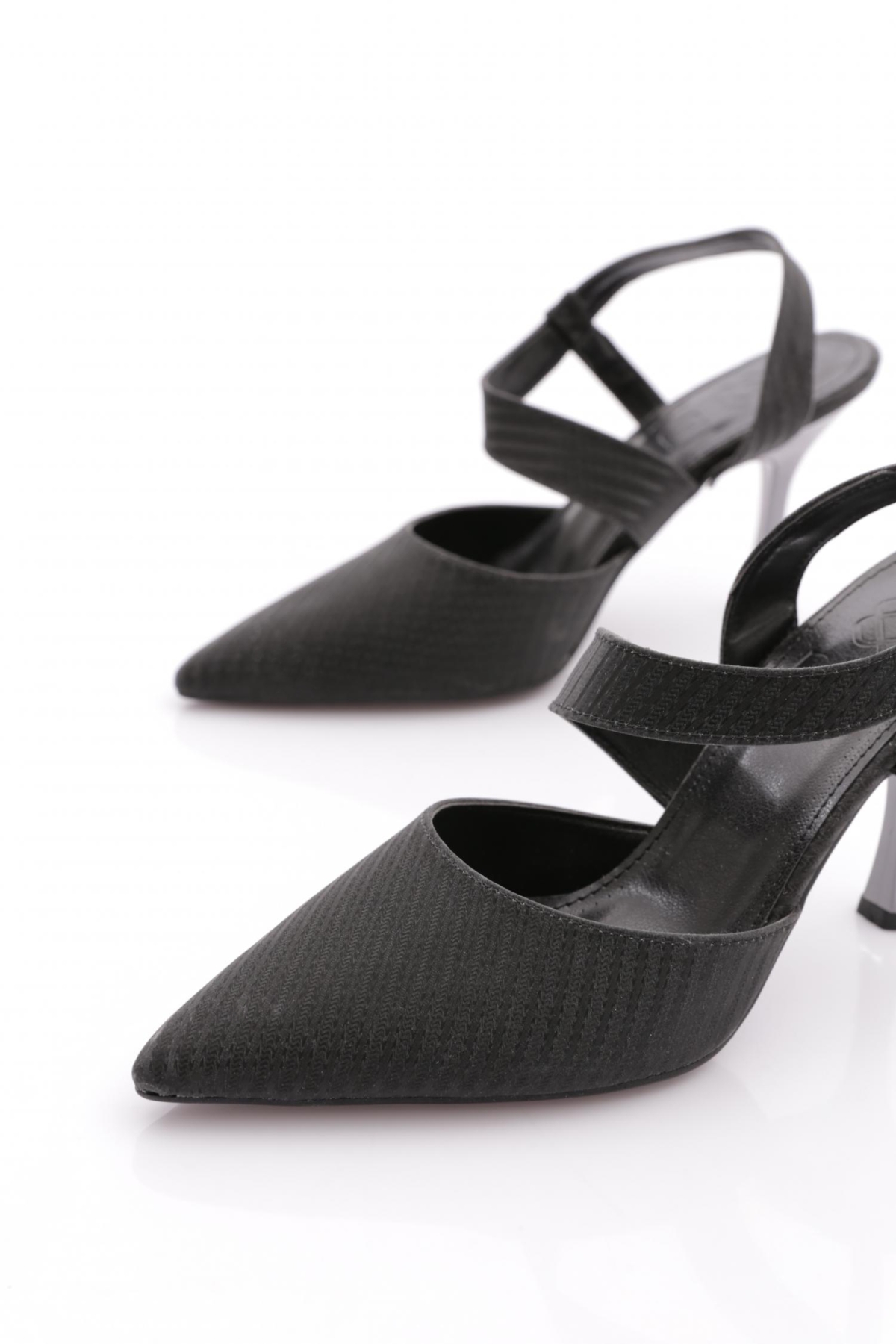 1002 Kadin Lastikli Arkasi Açik Sivri Burunlu İnce Topuklu Ayakkabi - Görsel 5