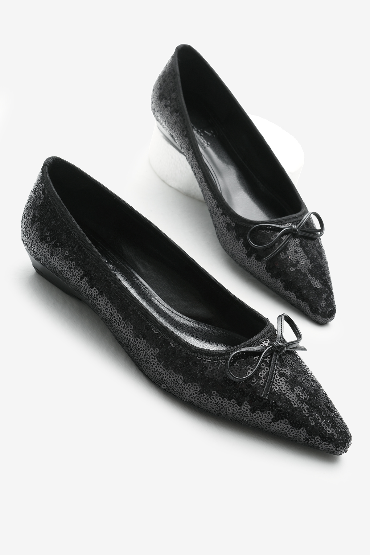 Kadın Siyah Neolit Taban Fiyonklu Puantiye Detaylı Sivri Burunlu Babet - Görsel 3