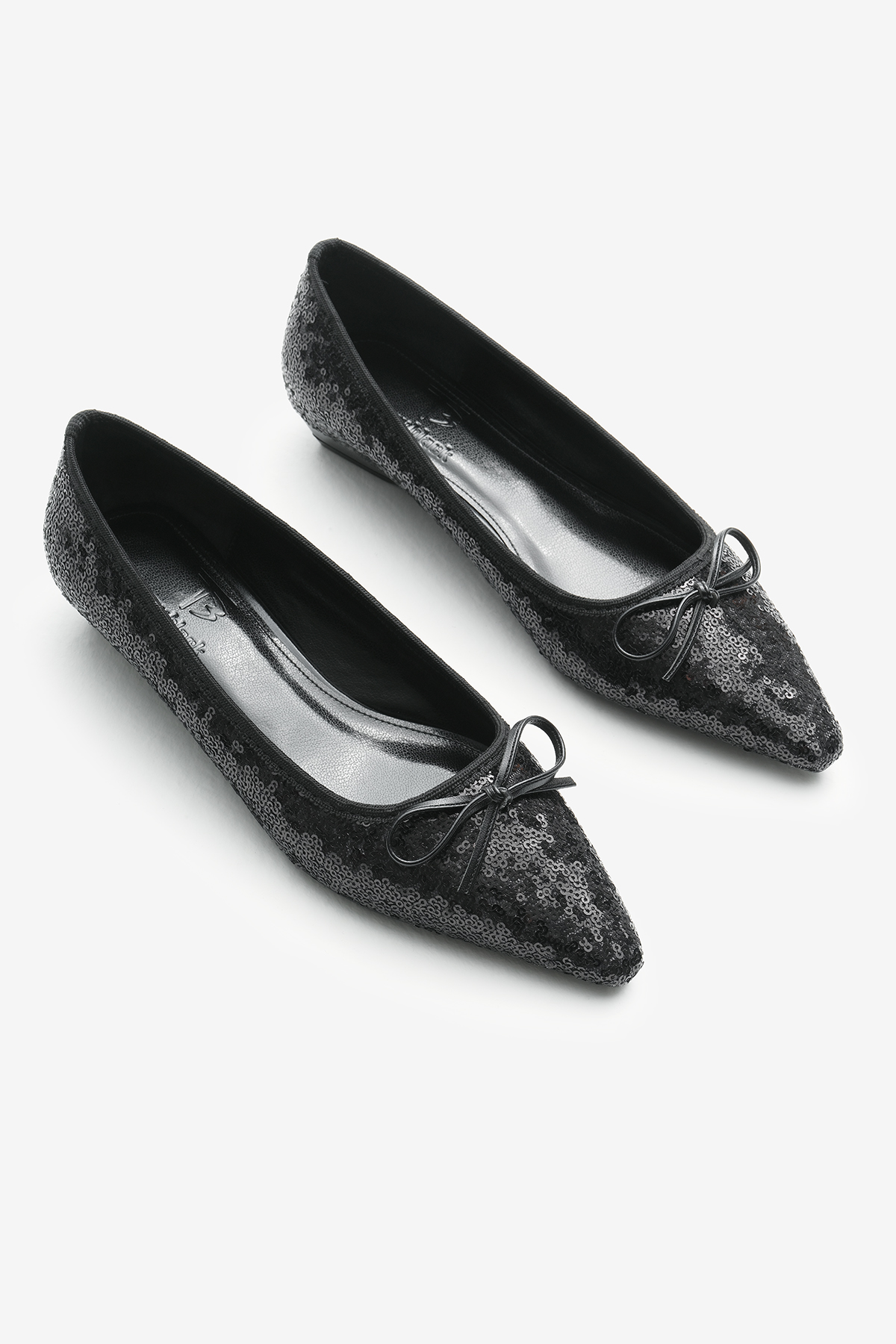 Kadın Siyah Neolit Taban Fiyonklu Puantiye Detaylı Sivri Burunlu Babet - Görsel 4