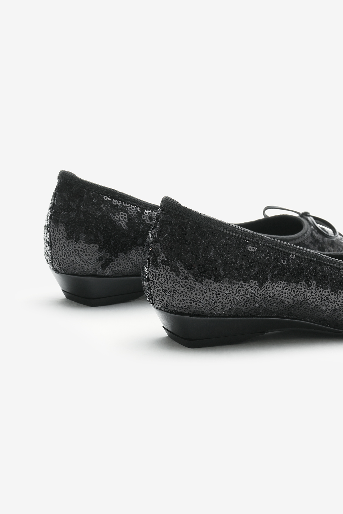 Kadın Siyah Neolit Taban Fiyonklu Puantiye Detaylı Sivri Burunlu Babet - Görsel 6