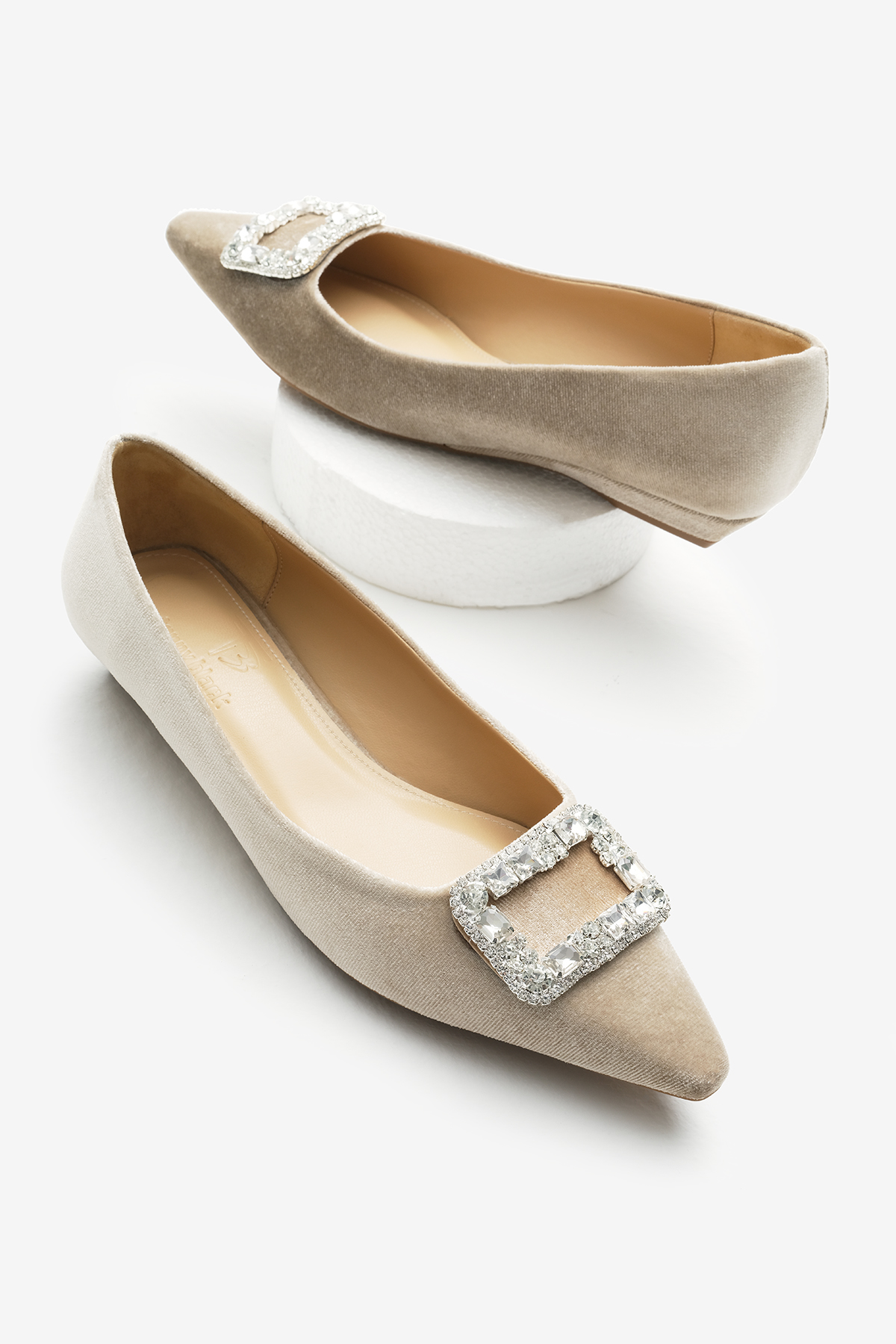 Kadın Bej Neolit Taban Taşlı Kare Toka Detaylı Sivri Burunlu Babet - Görsel 3