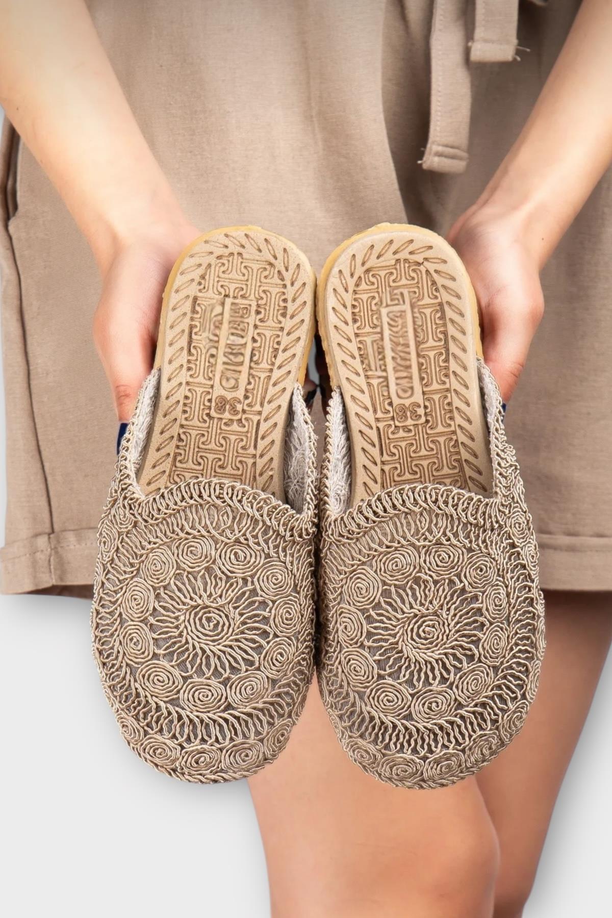 Kadın Hasır Örgü İşlemeli Önü Kapalı Günlük Rahat Terlik VİZON - Görsel 4