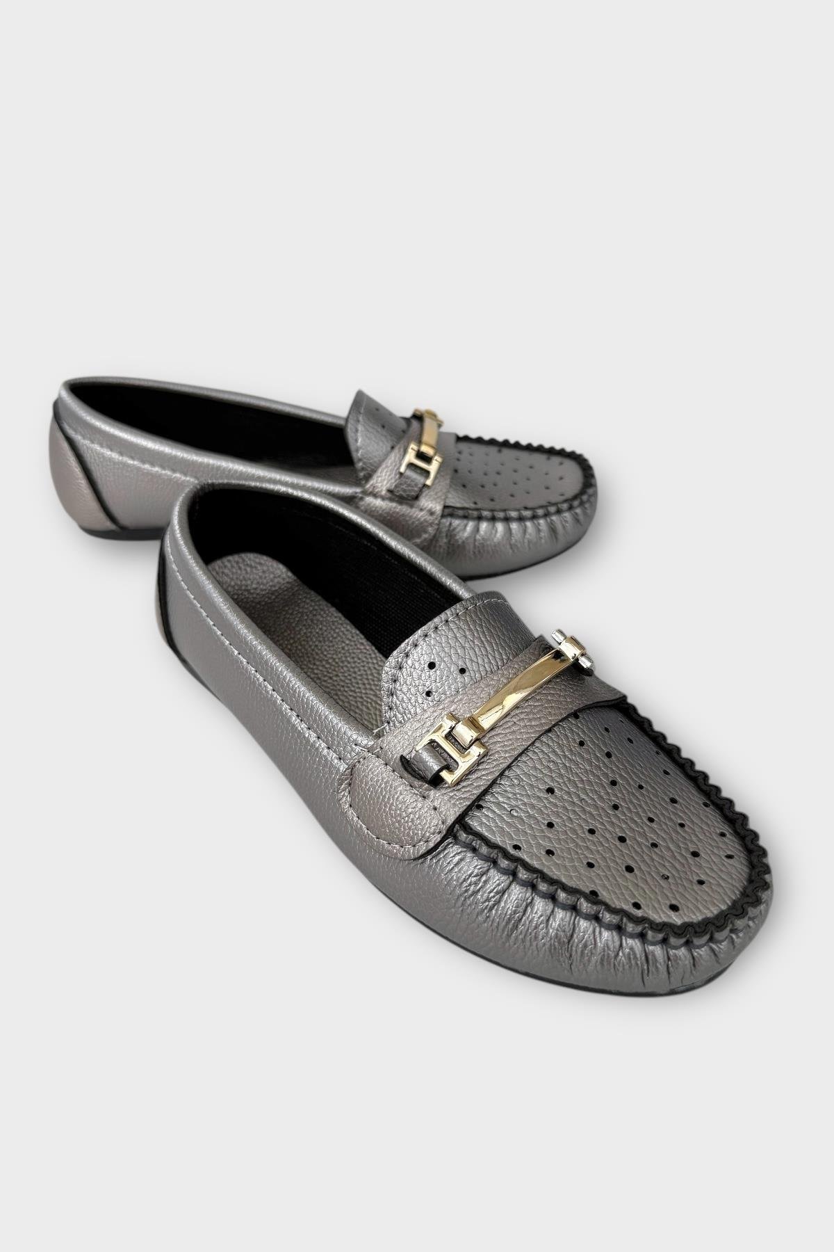 Kadın Delikli Tokalı Babet Ayakkabı GÜMÜŞ - Görsel 3