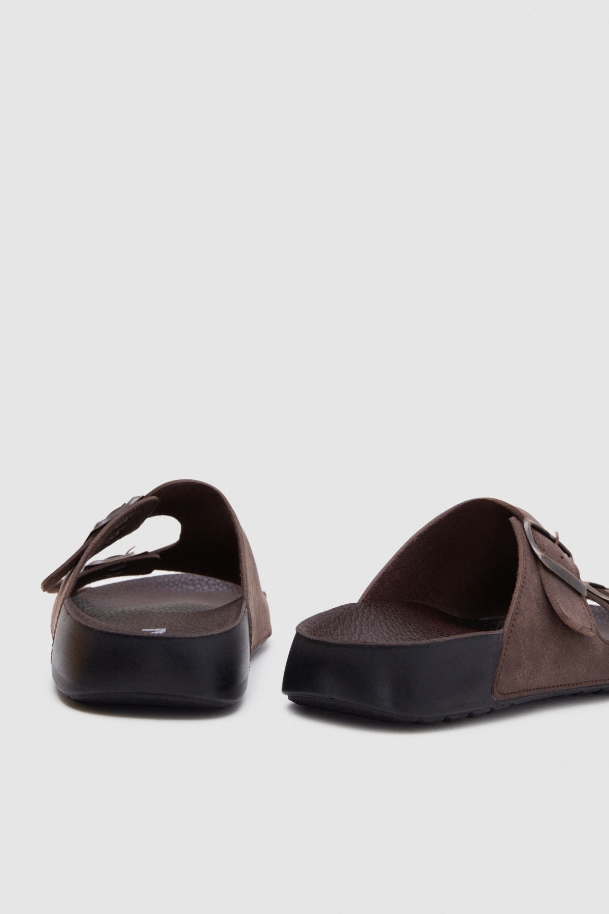 Kahverengi Çift Tokalı Terlik - Görsel 4