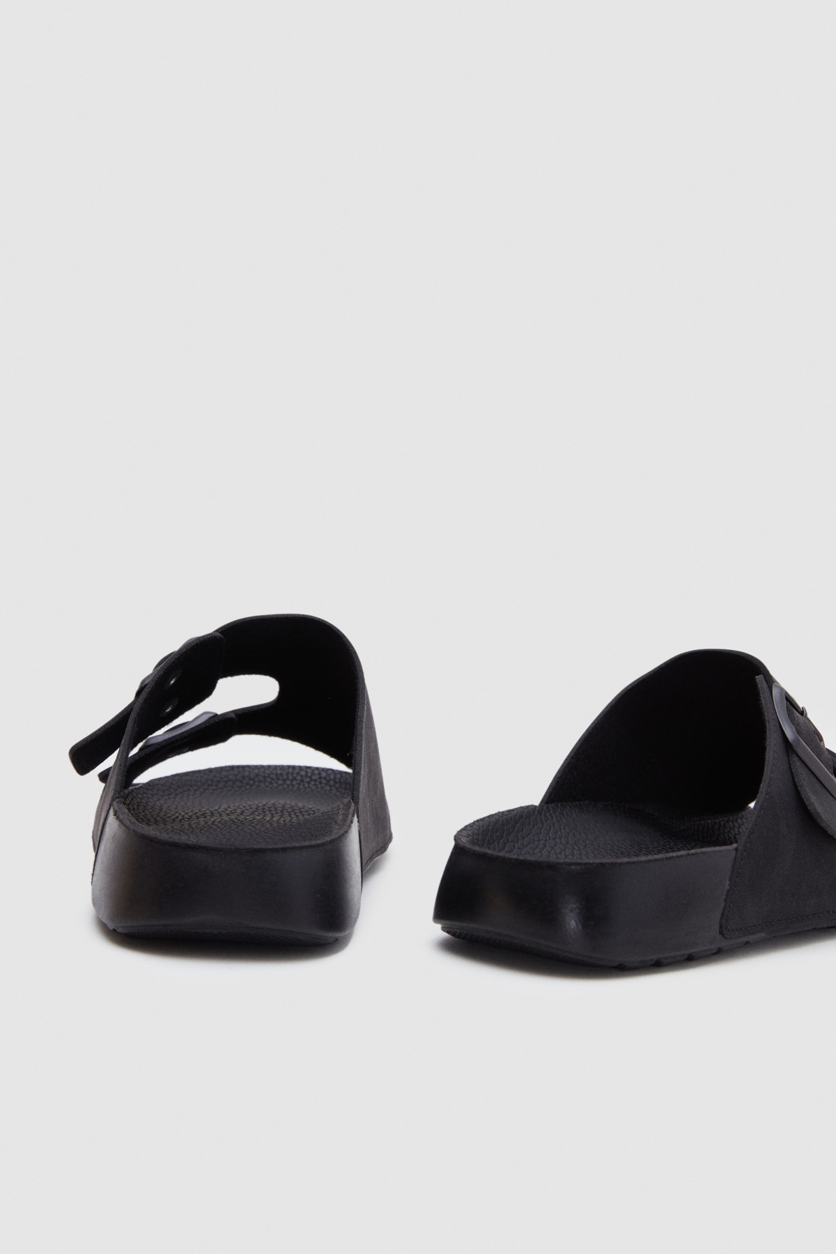 Siyah Çift Tokalı Terlik - Görsel 4