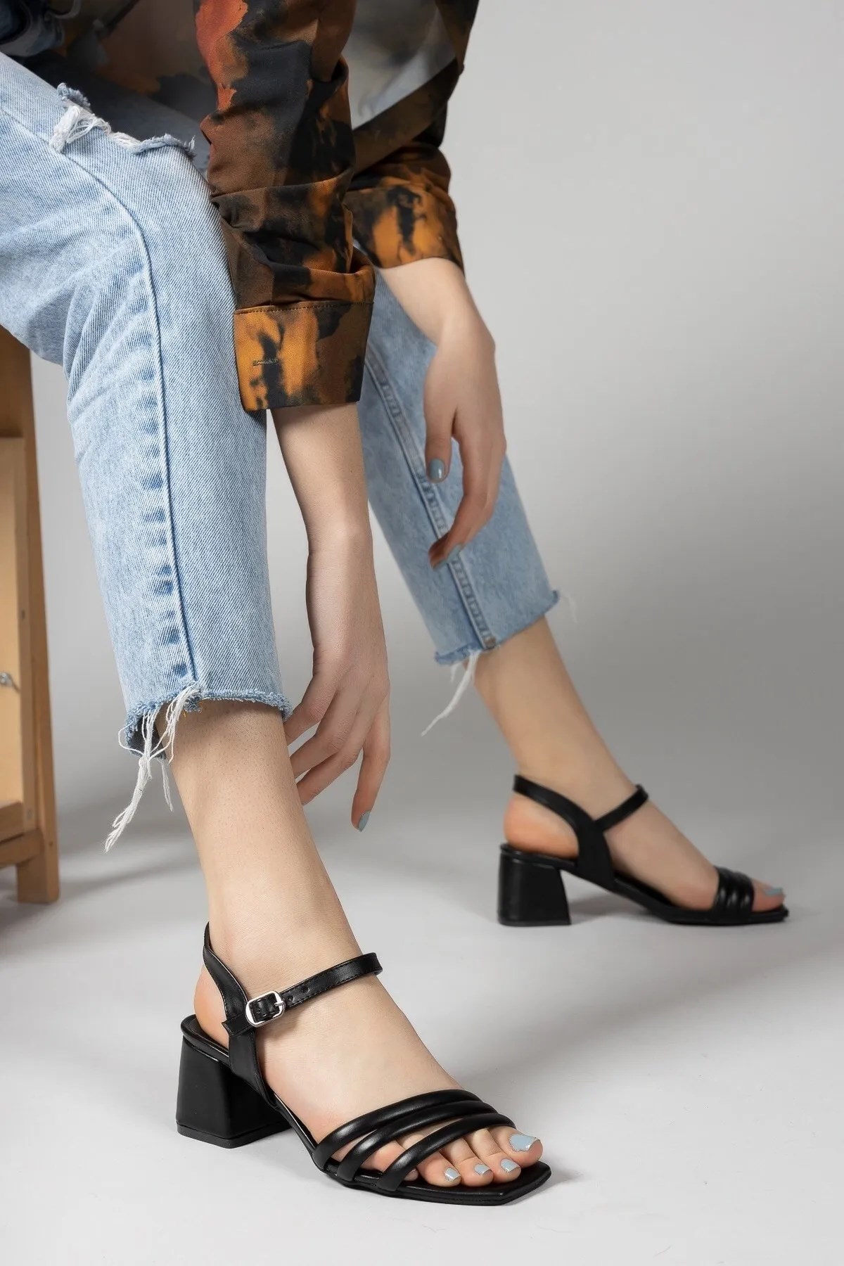İvana Siyah Cilt Garantili Günlük Kadın Ortopedik Tarz ve Şık Topuklu Sandalet IVANA-1247 - Görsel 3
