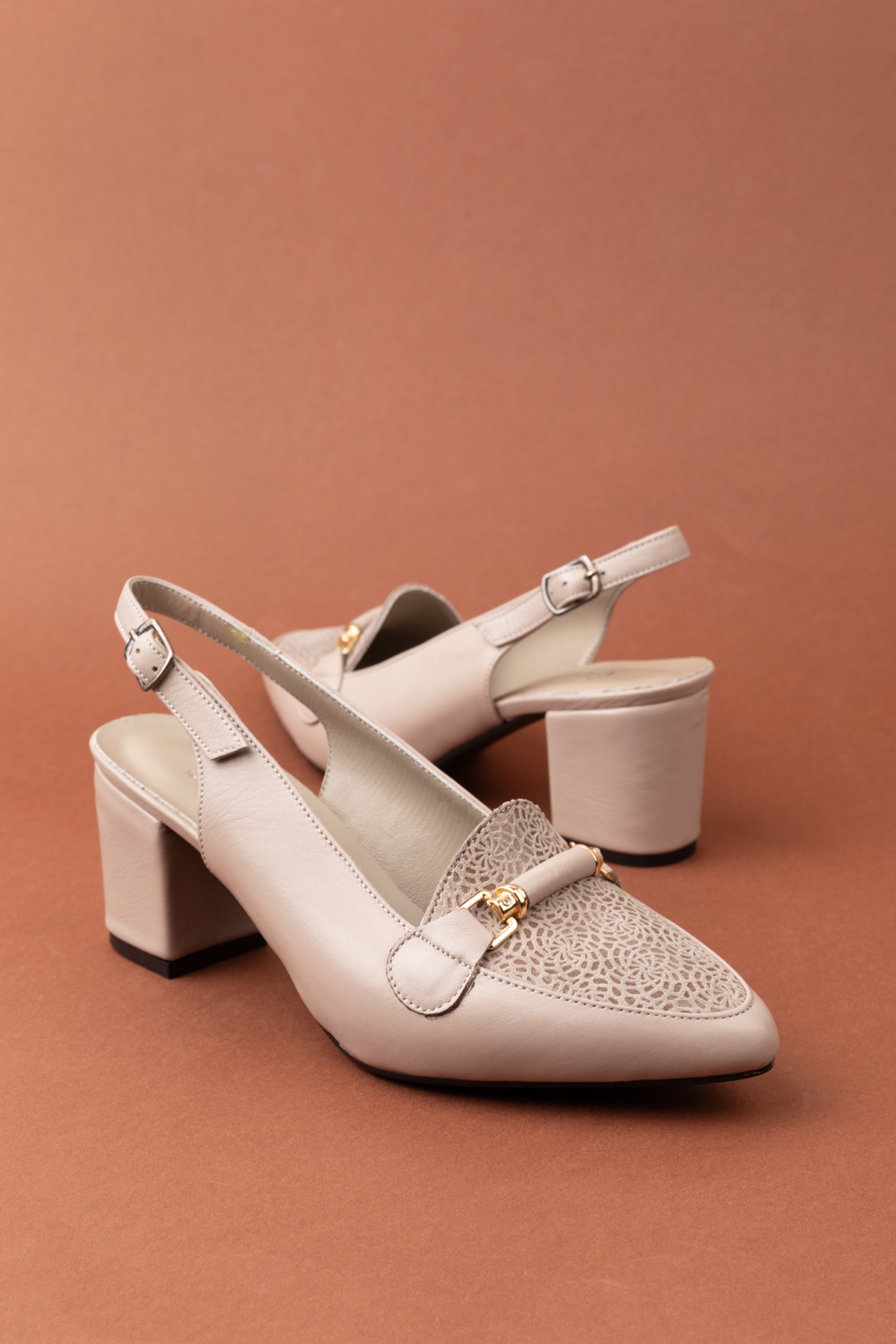 Gondol Kadın Hakiki Deri Şık Toka Detaylı Sivri Burunlu Topuklu Ayakkabı vdt.233 - Görsel 4