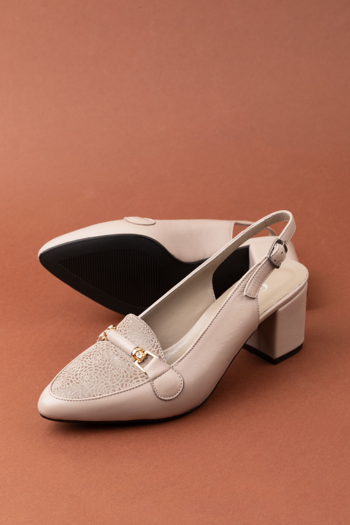 Gondol Kadın Hakiki Deri Şık Toka Detaylı Sivri Burunlu Topuklu Ayakkabı vdt.233 - Görsel 5