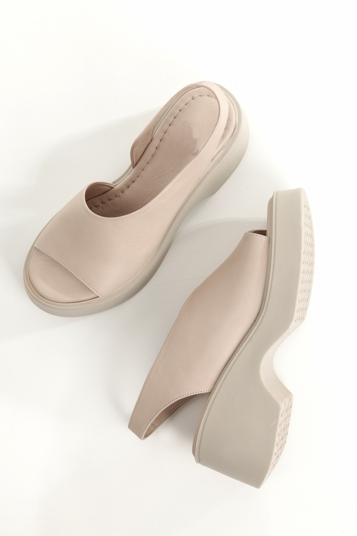 Suma Taş Rengi Hakiki Deri Sandalet Asimetrik Dolgu Topuklu Kadın Ayakkabı - Görsel 4