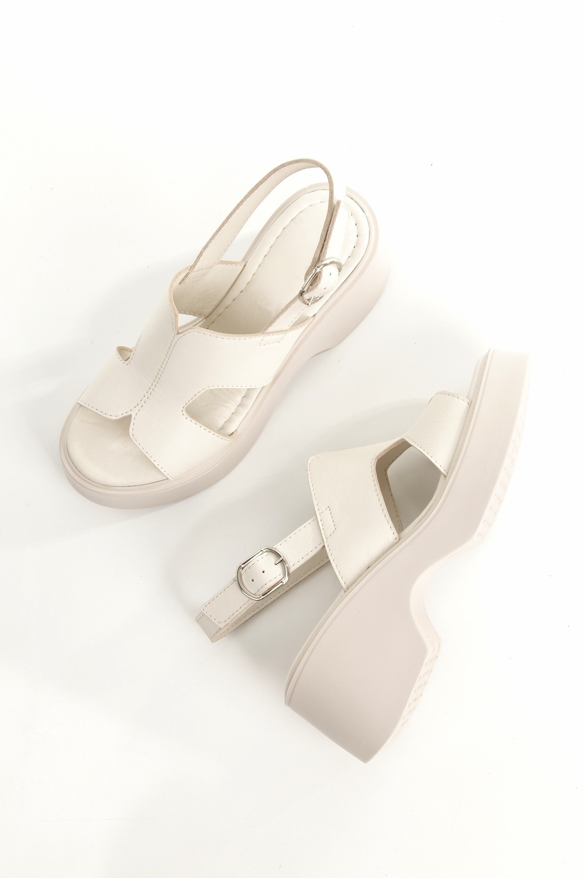 Papela Kırık Beyaz Hakiki Deri Sandalet Dolgu Topuklu Kadın Ayakkabı - Görsel 4