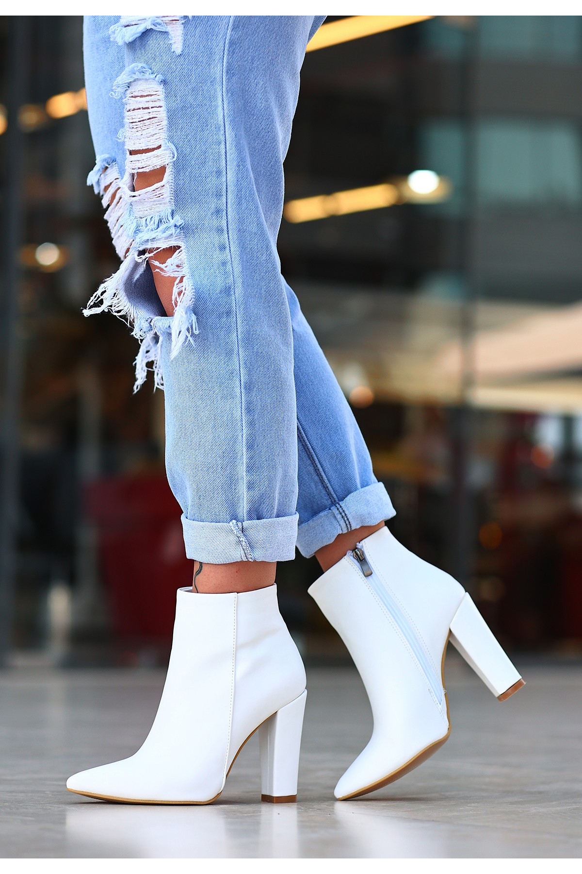 Kadın Beyaz Rugan Desenli Topuklu Bot - Görsel 2