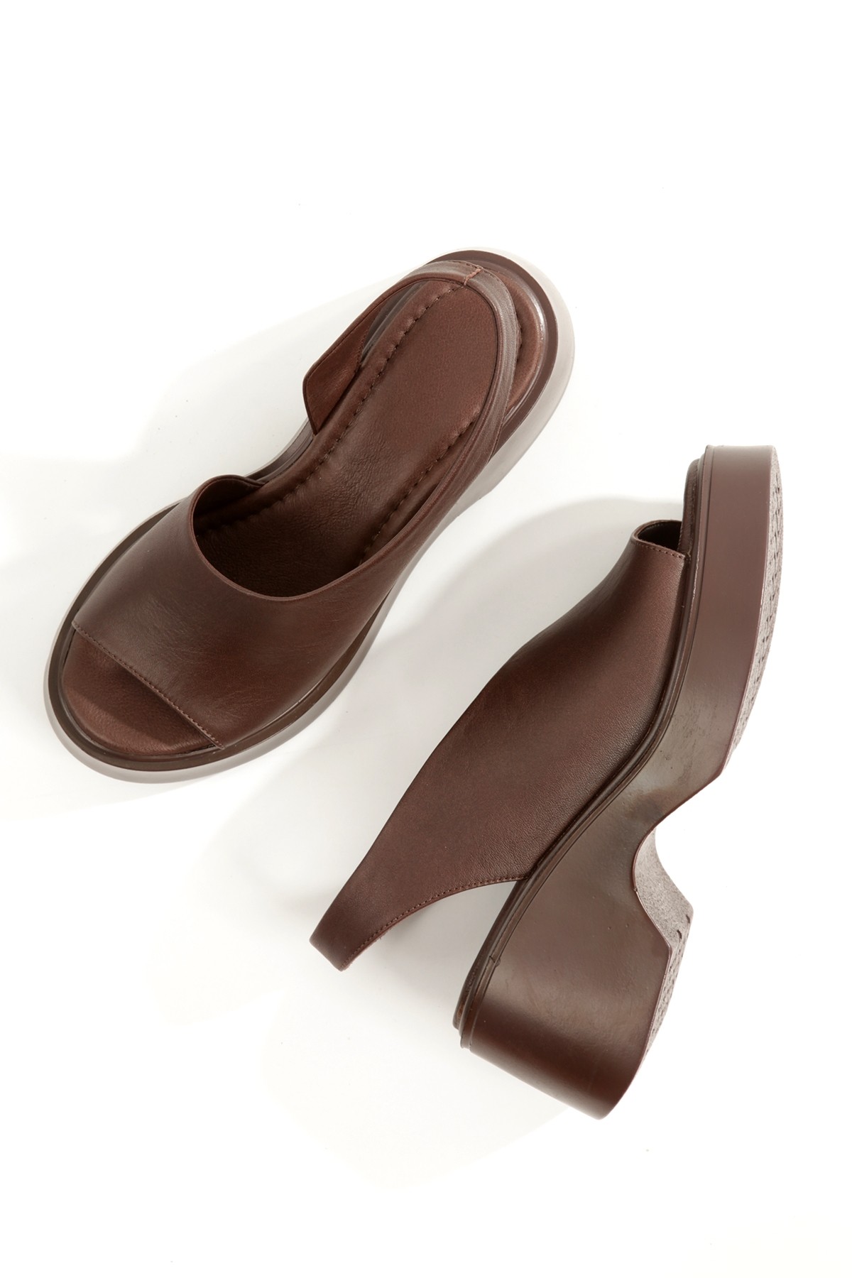 Suma Acı Kahve Rengi Hakiki Deri Sandalet Asimetrik Dolgu Topuklu Kadın Ayakkabı - Görsel 4