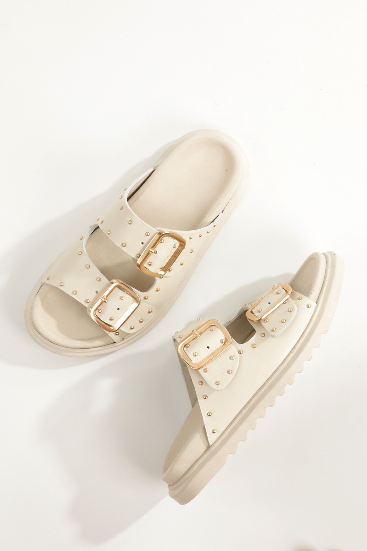 Zaris Bej Rengi Hakiki Deri Çift Toka ve Altın Zımbalı Kadın Terlik - Görsel 4