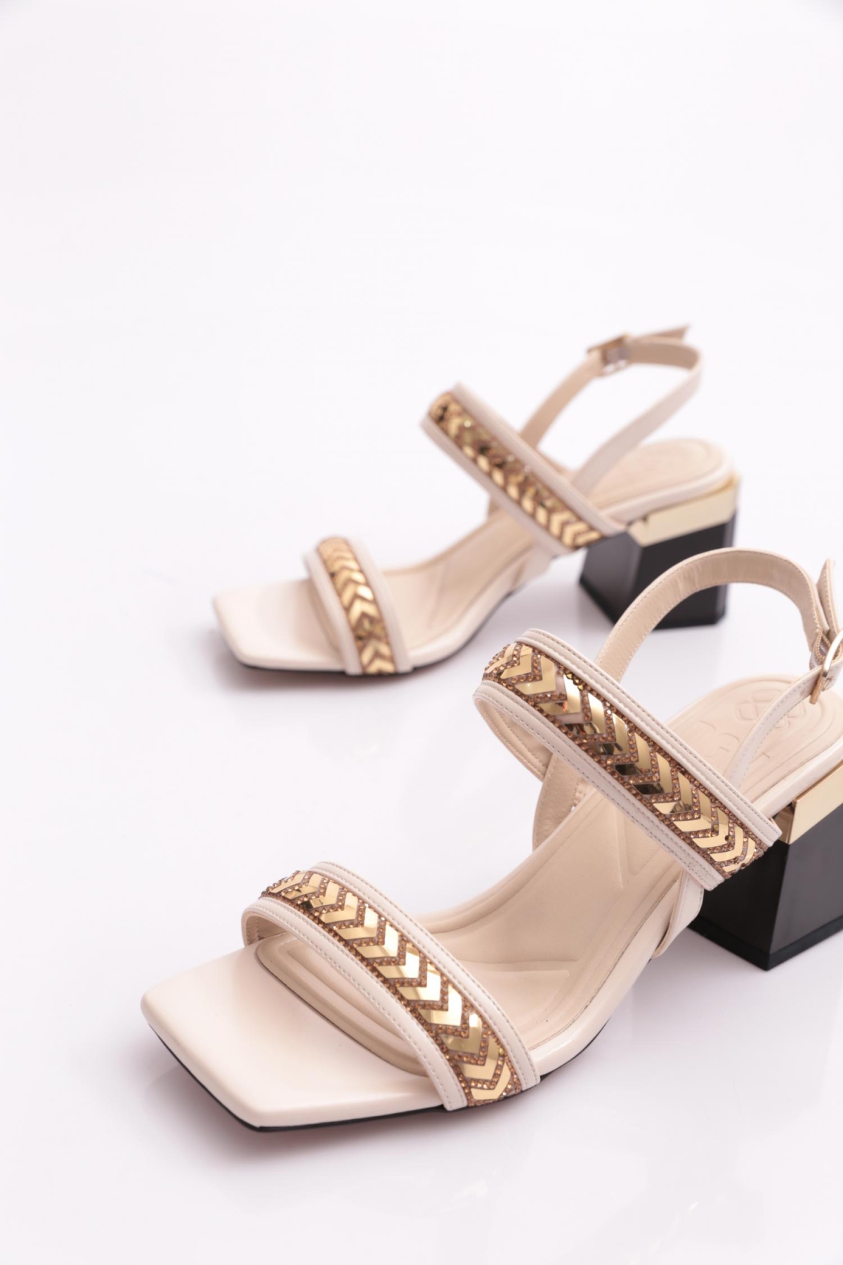 400 Kadin Üstü Metal Aksesuarli Topuklu Ayakkabi - Görsel 5