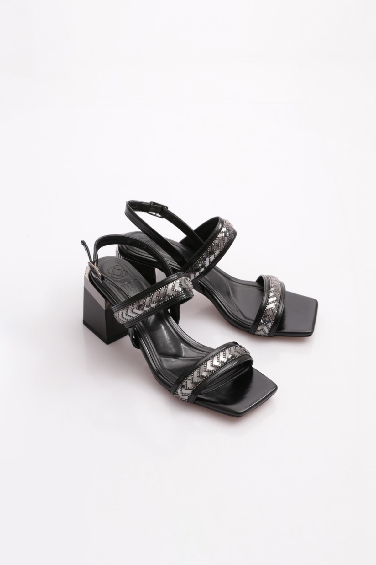 400 Kadin Üstü Metal Aksesuarli Topuklu Ayakkabi - Görsel 3