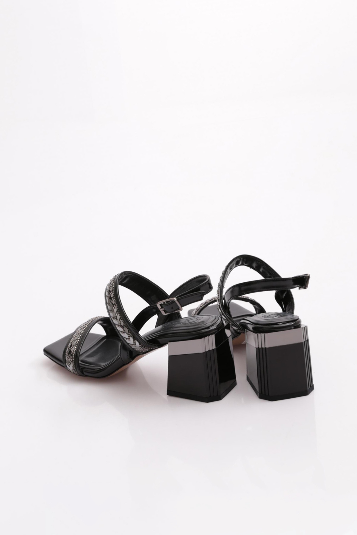 400 Kadin Üstü Metal Aksesuarli Topuklu Ayakkabi - Görsel 4