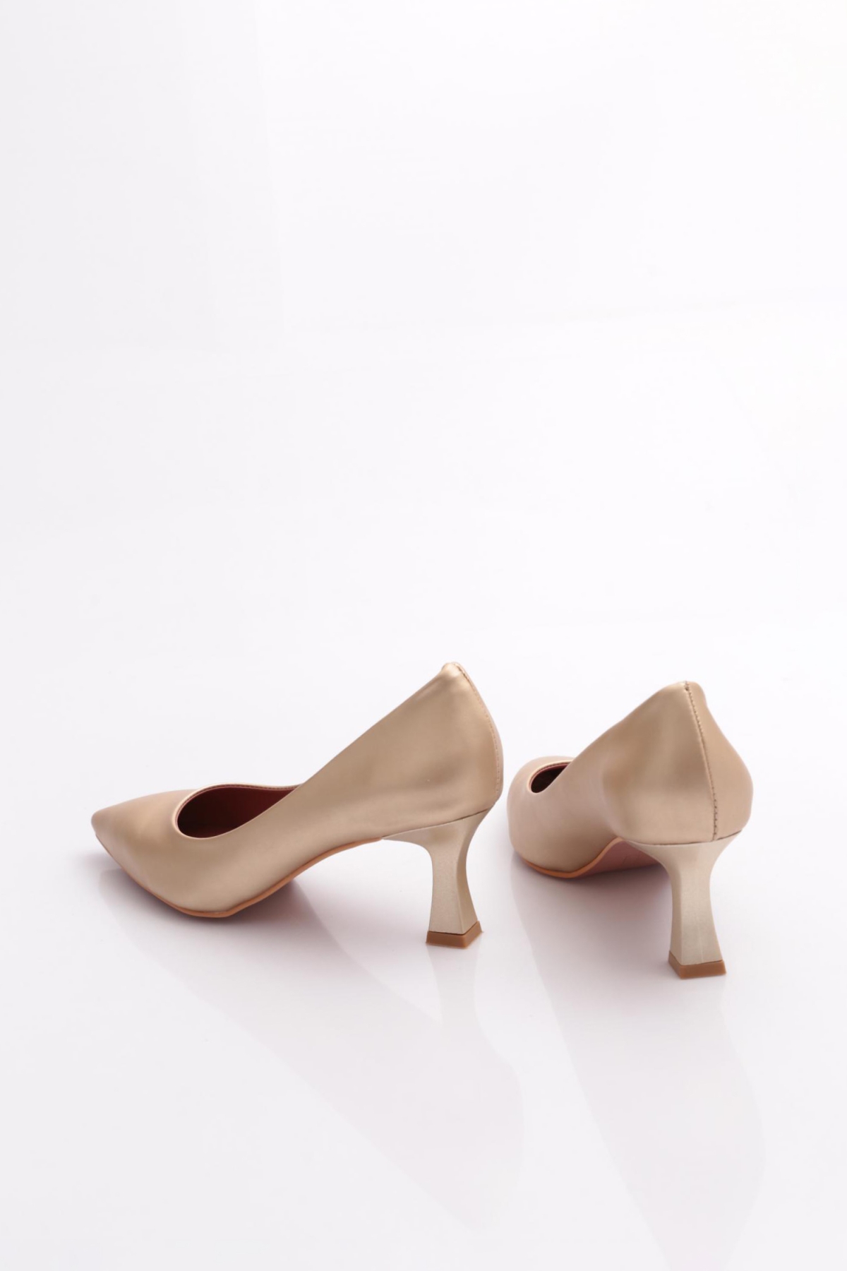 320 Sivri Burun Parmak Dekolteli Topuklu Ayakkabi - Görsel 4