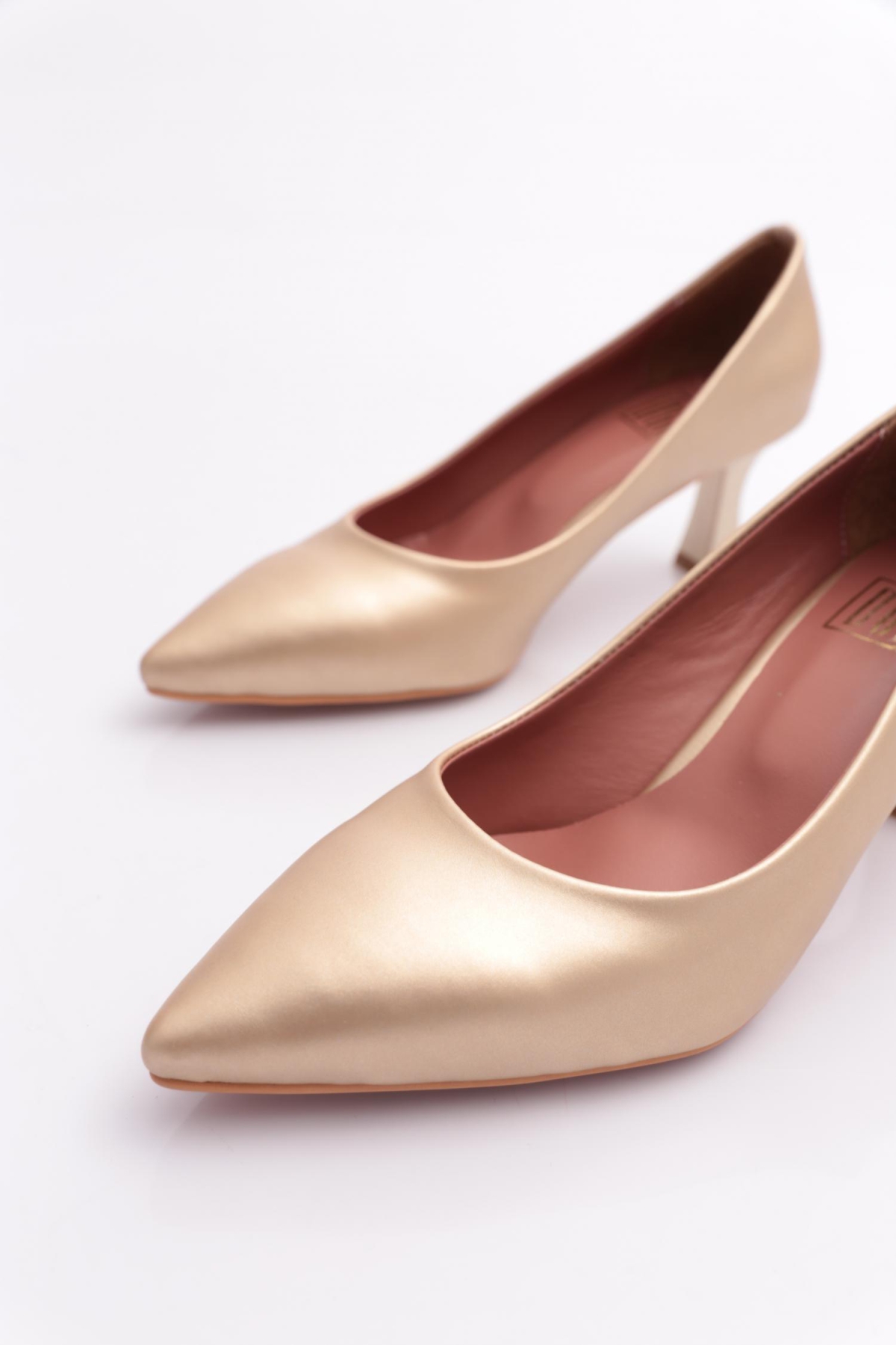 320 Sivri Burun Parmak Dekolteli Topuklu Ayakkabi - Görsel 5