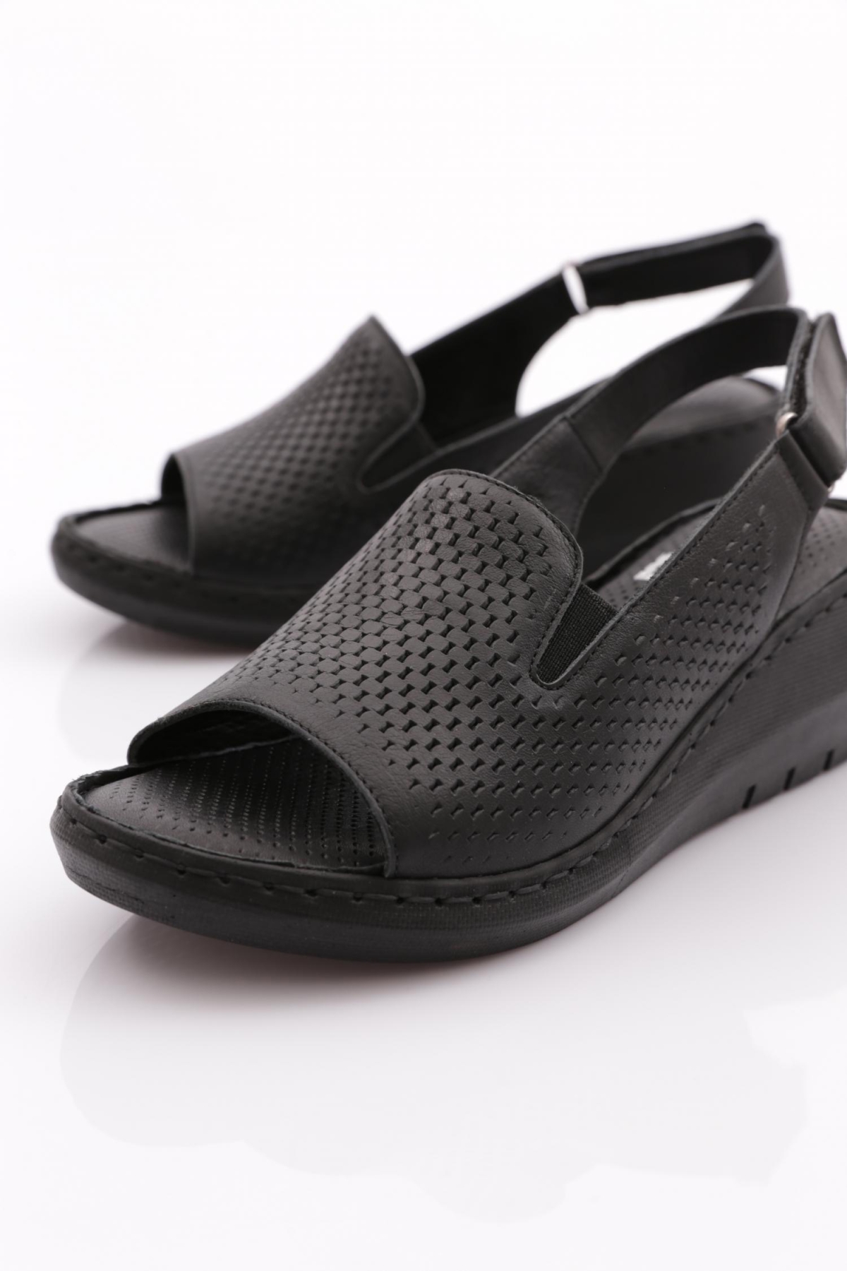 1004 Kadin Arkadan Bağlama Delikli Sandalet - Görsel 5