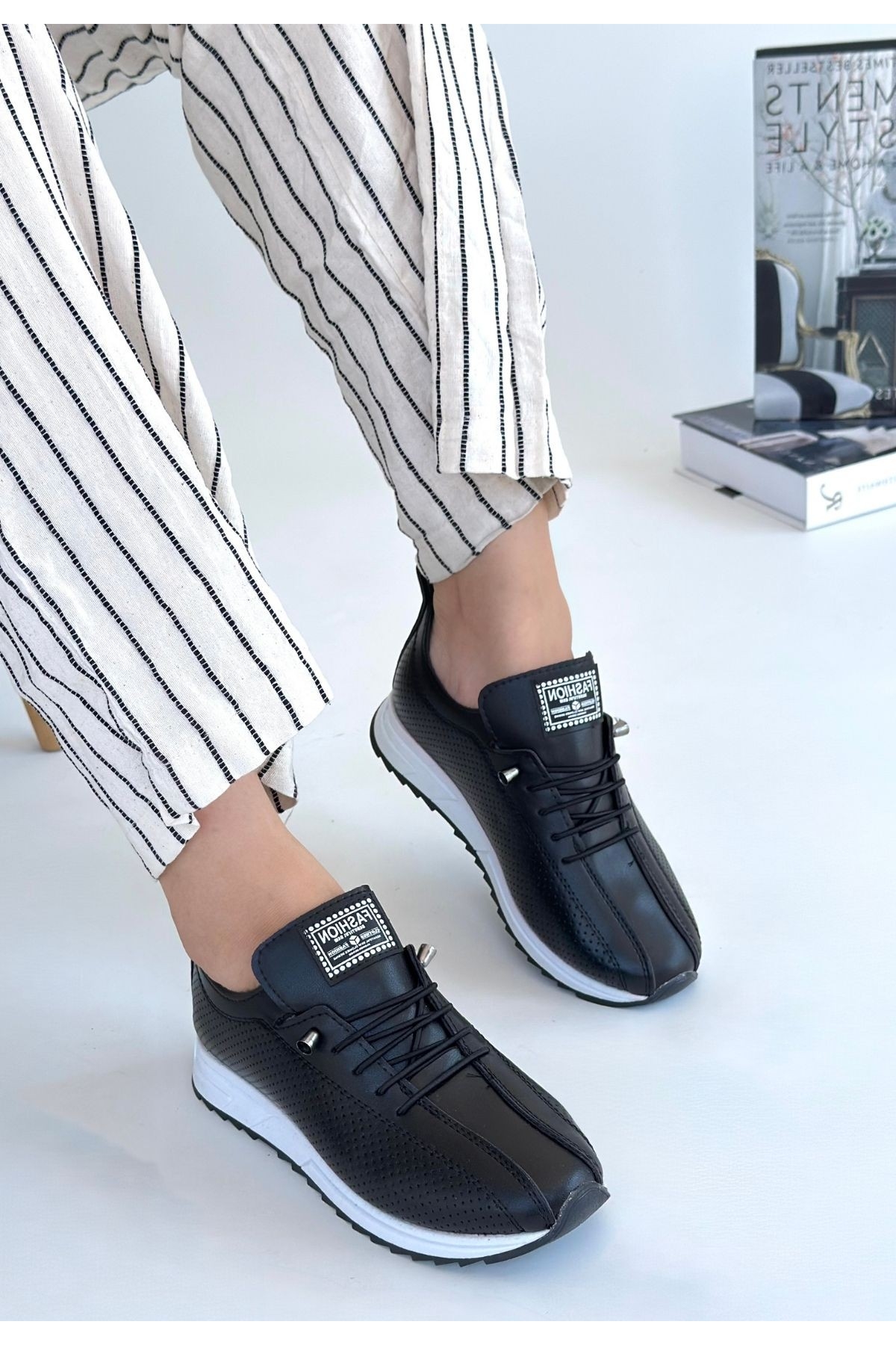 Siyah Bağcıklı Kadın Spor Ayakkabı - Görsel 2