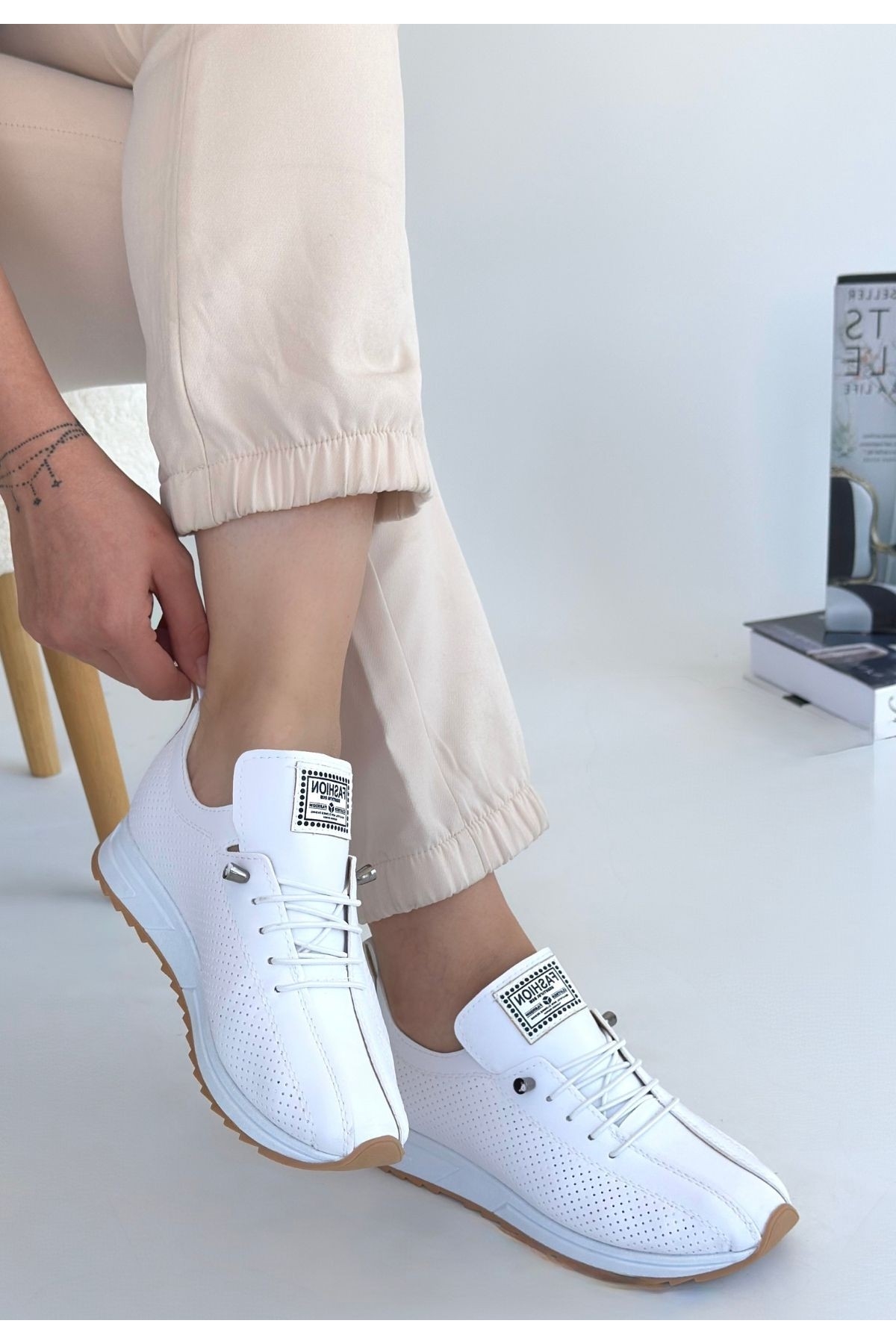 Beyaz Bağcıklı Kadın Spor Ayakkabı - Görsel 3