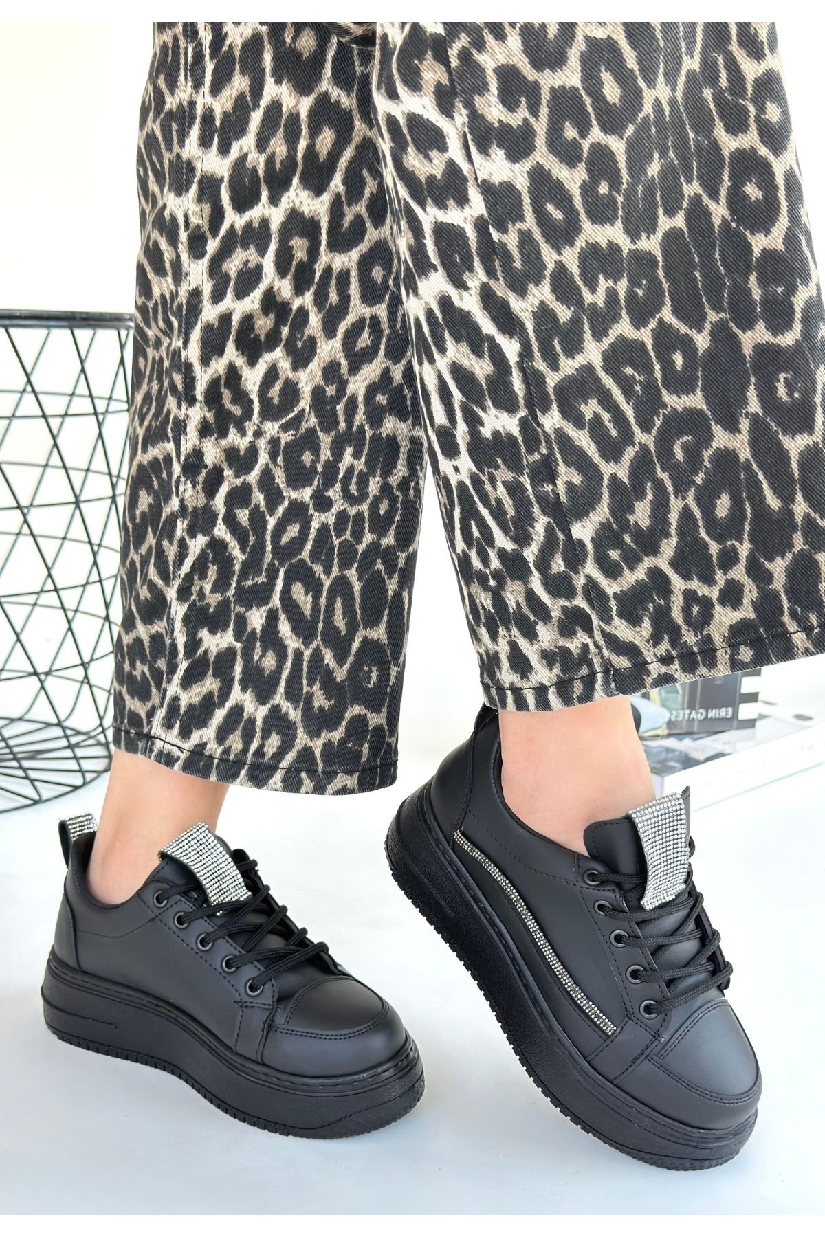 Siyah Bağcıklı Kadın Spor Ayakkabı - Görsel 3