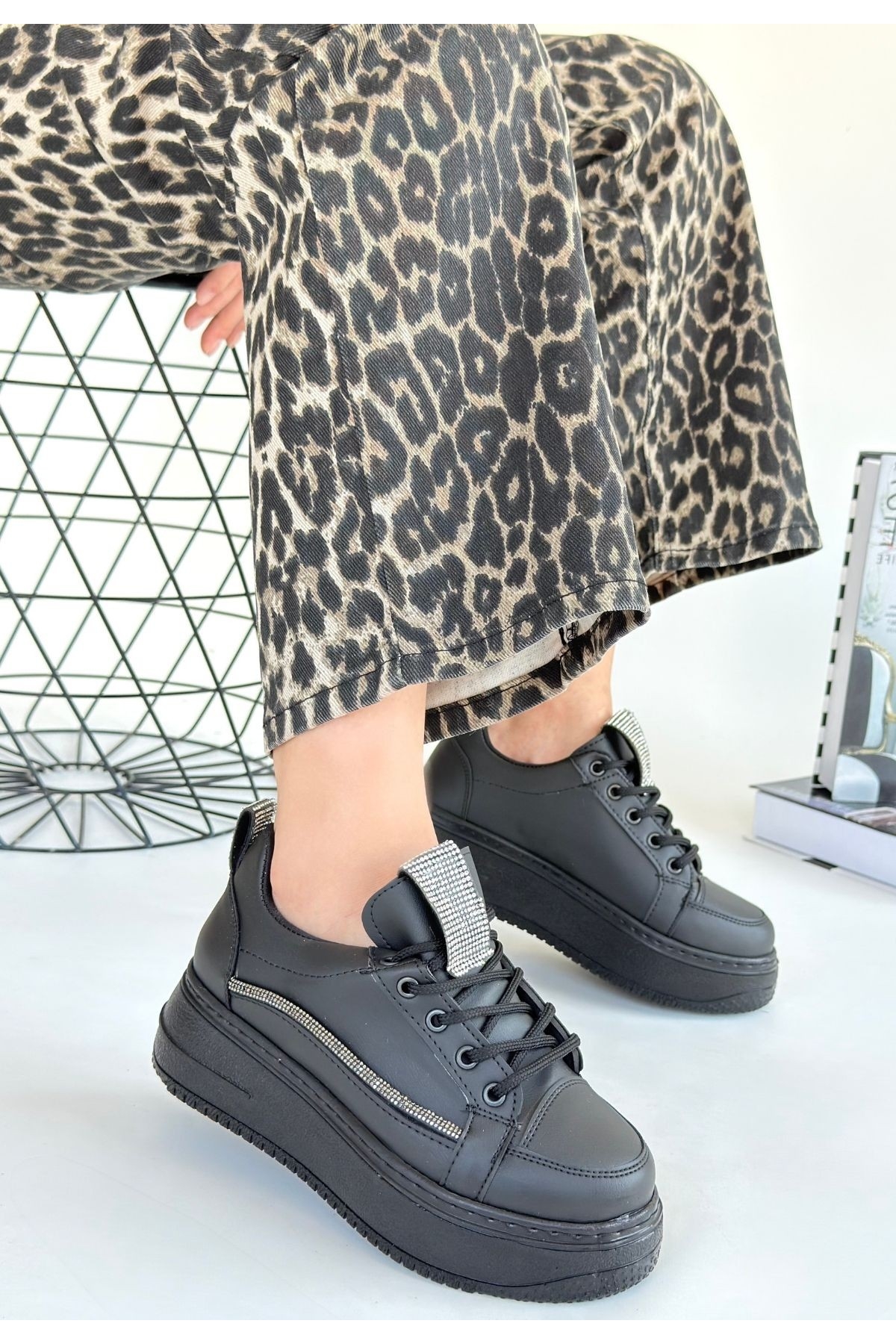 Siyah Bağcıklı Kadın Spor Ayakkabı - Görsel 4