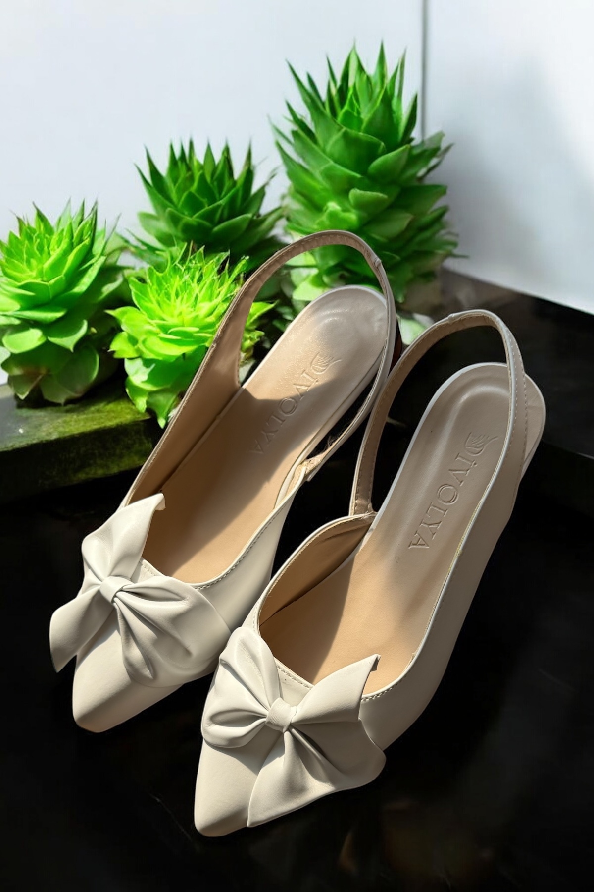 Vina Beyaz Fiyonklu (2 cm Topuklu) Bilekten Bantlı Sivri Burun Günlük Babet - Görsel 3