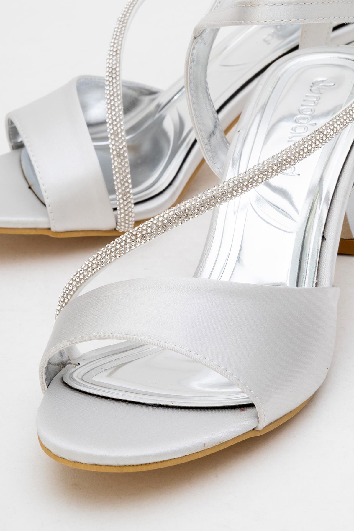 Kadın Kalın Ön Yüz Çapraz Taşlı Topuklu Sandalet GÜMÜŞ SATEN - Görsel 4